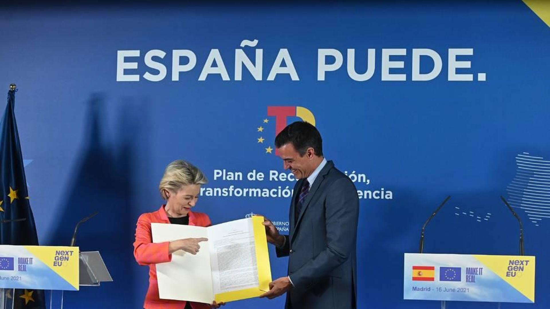 El presidente del Gobierno, Pedro Sánchez, y la presidenta de la Comisión Europea, Ursula von der Leyen, durante su comparecencia conjunta en la sede de Red Eléctrica de España.