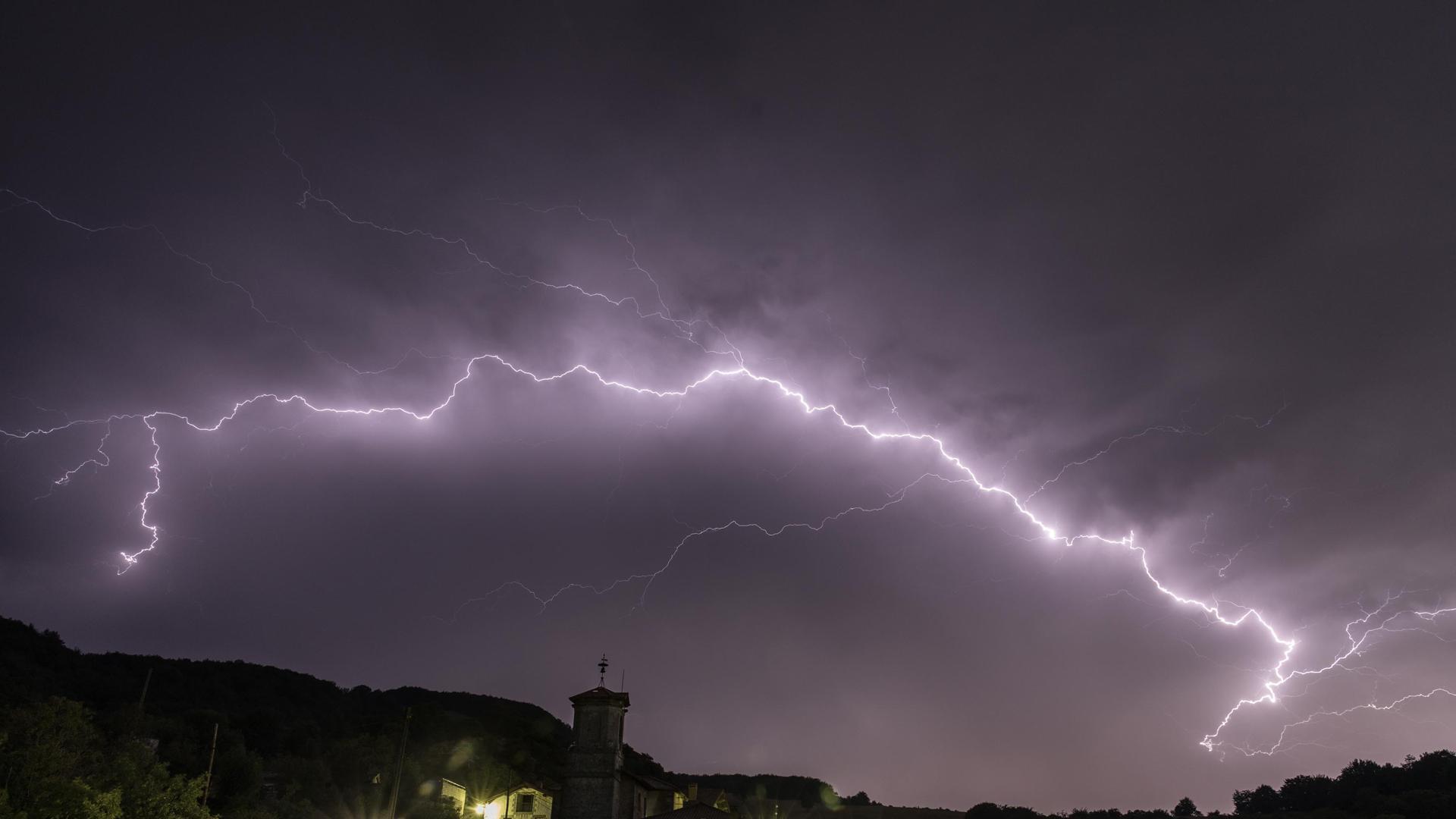 Espectacular rayo captado sobre la localidad de Madotz durante una tormenta en el pasado verano