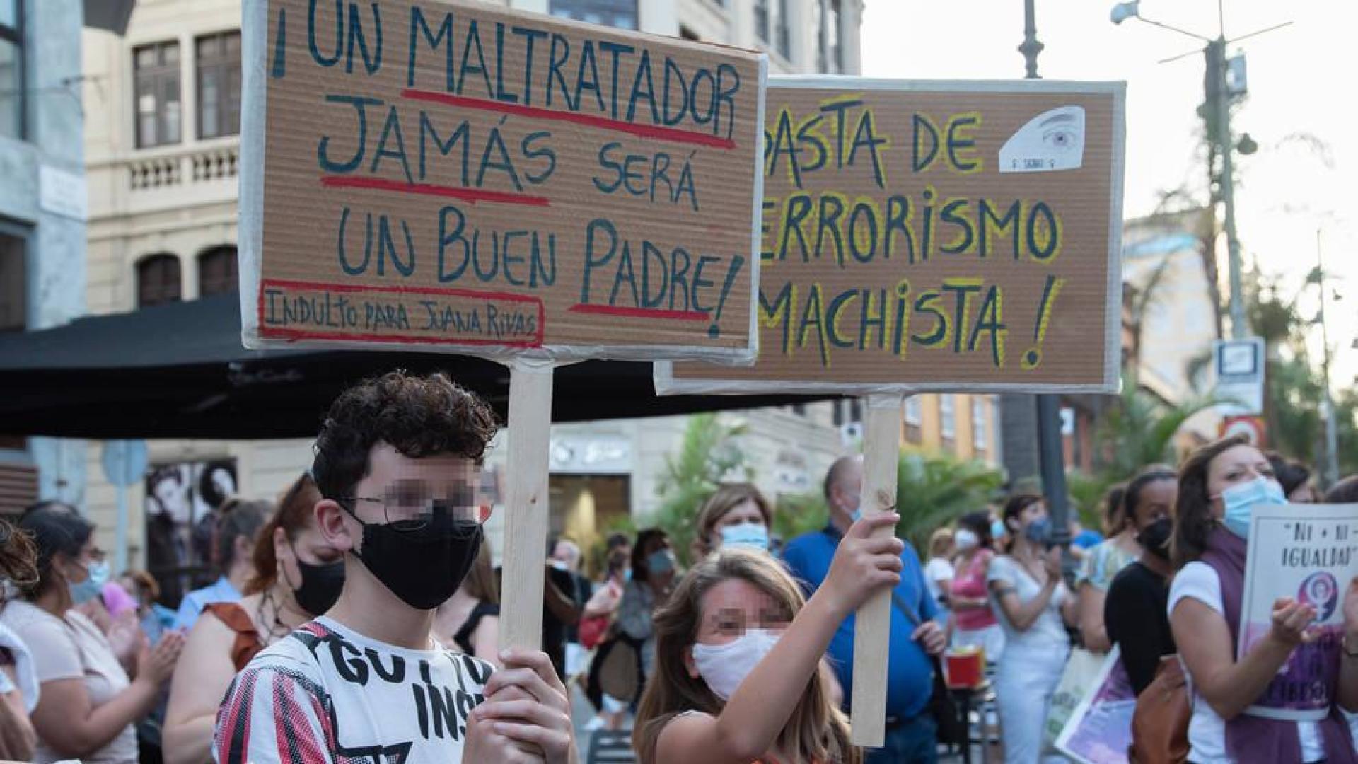 Pancartas contra el padre de Olivia y Anna, las niñas secuestradas en Tenerife por Tomás Gimeno
