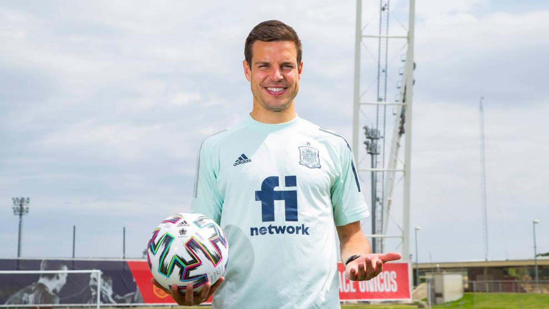 César Azpilicueta sostiene el balón de la Eurocopa, en un momento de la sesión de fotos que realizó para Diario de Navarra en Las Rozas.