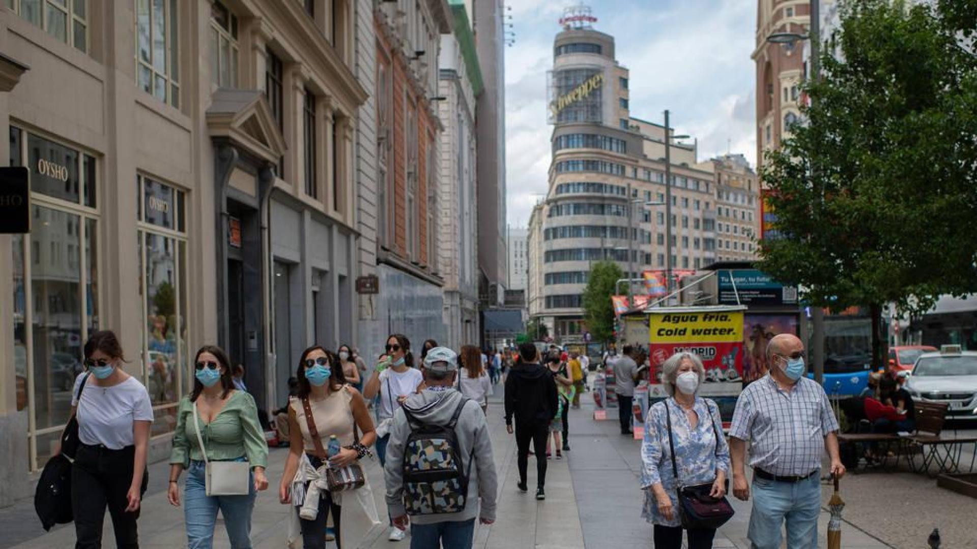 Las mascarillas dejarán de ser obligatorias al aire libre el 26 de junio