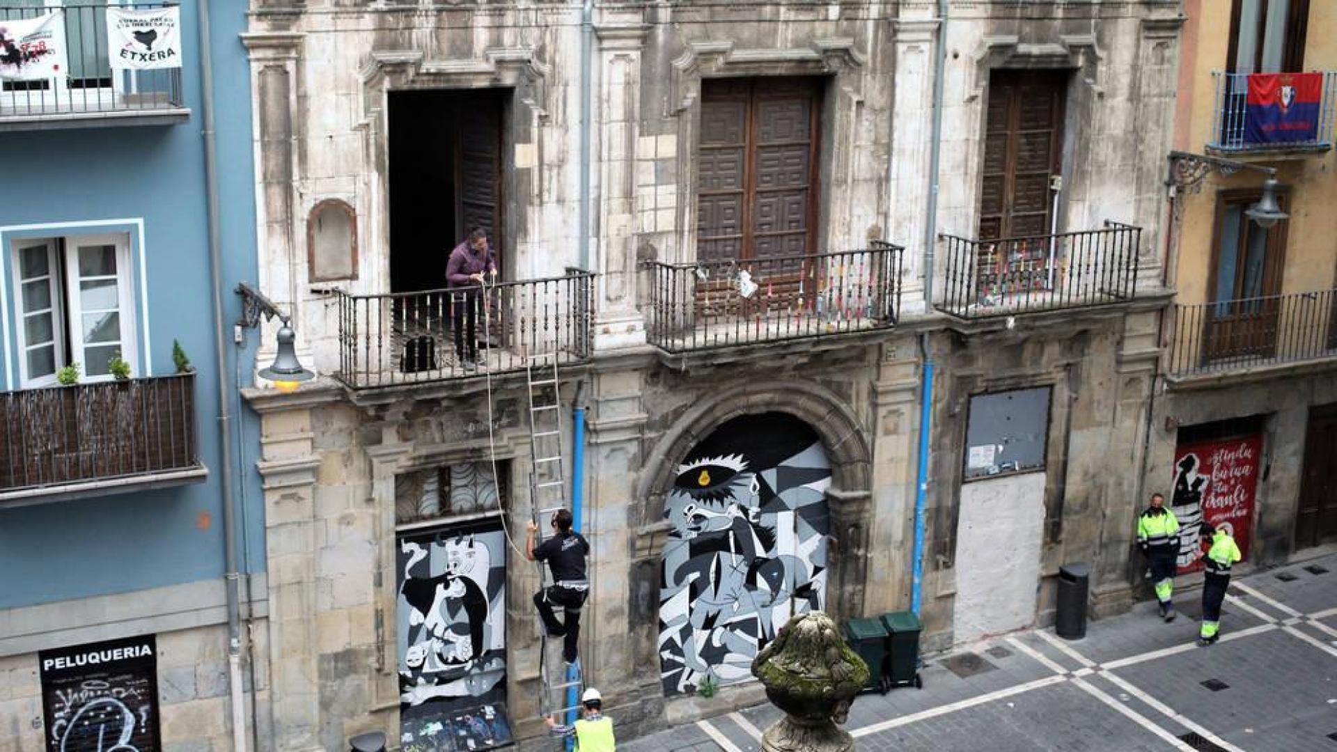 Durante estos días han comenzado los preparativos para realizar los sondeos y el acceso debe realizarse por los balcones, al estar tapiada la planta baja del inmueble desde que fue desalojado de okupas en 2018 la última vez.