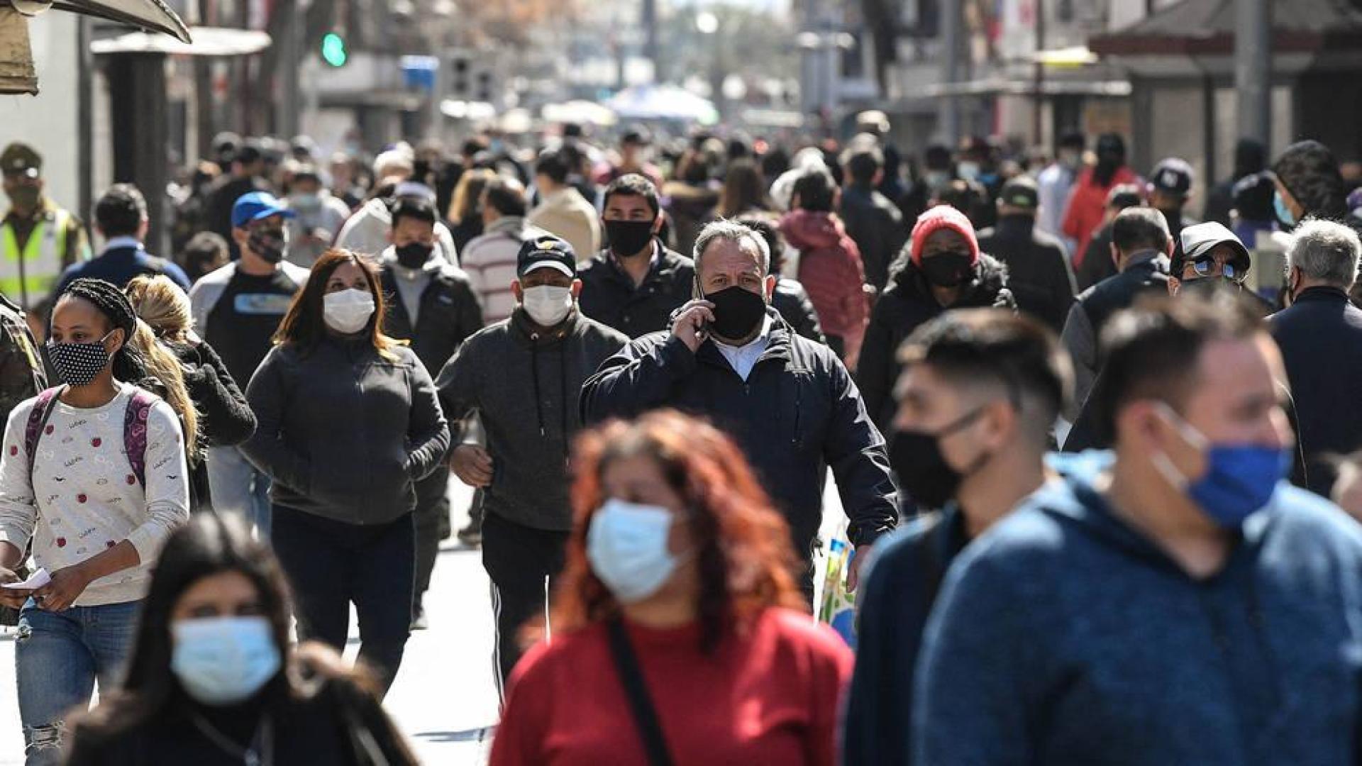 El uso obligatorio de las mascarillas en exteriores tiene los días contados, a tenor del anuncio de ayer del presidente Sánchez.