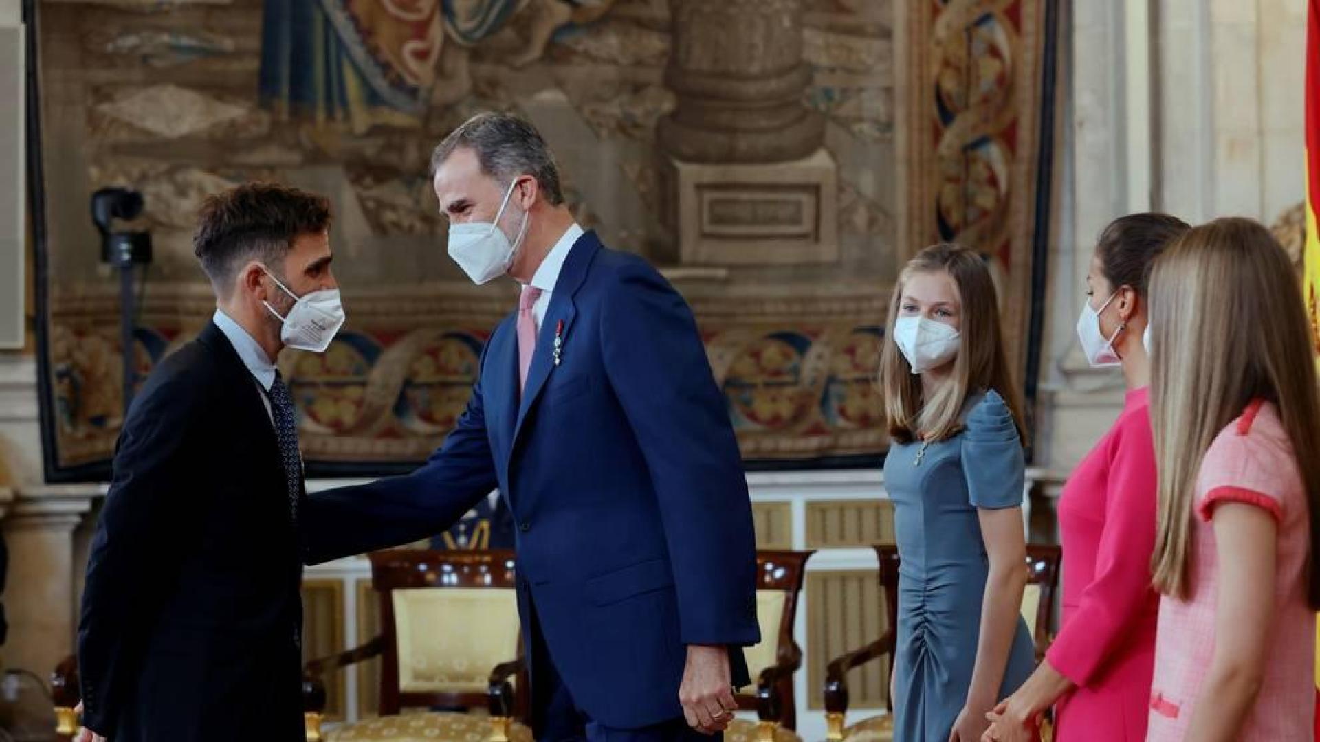 El enfermero del CHN Fernando Gómez Gil recibe la Orden del Mérito Civil