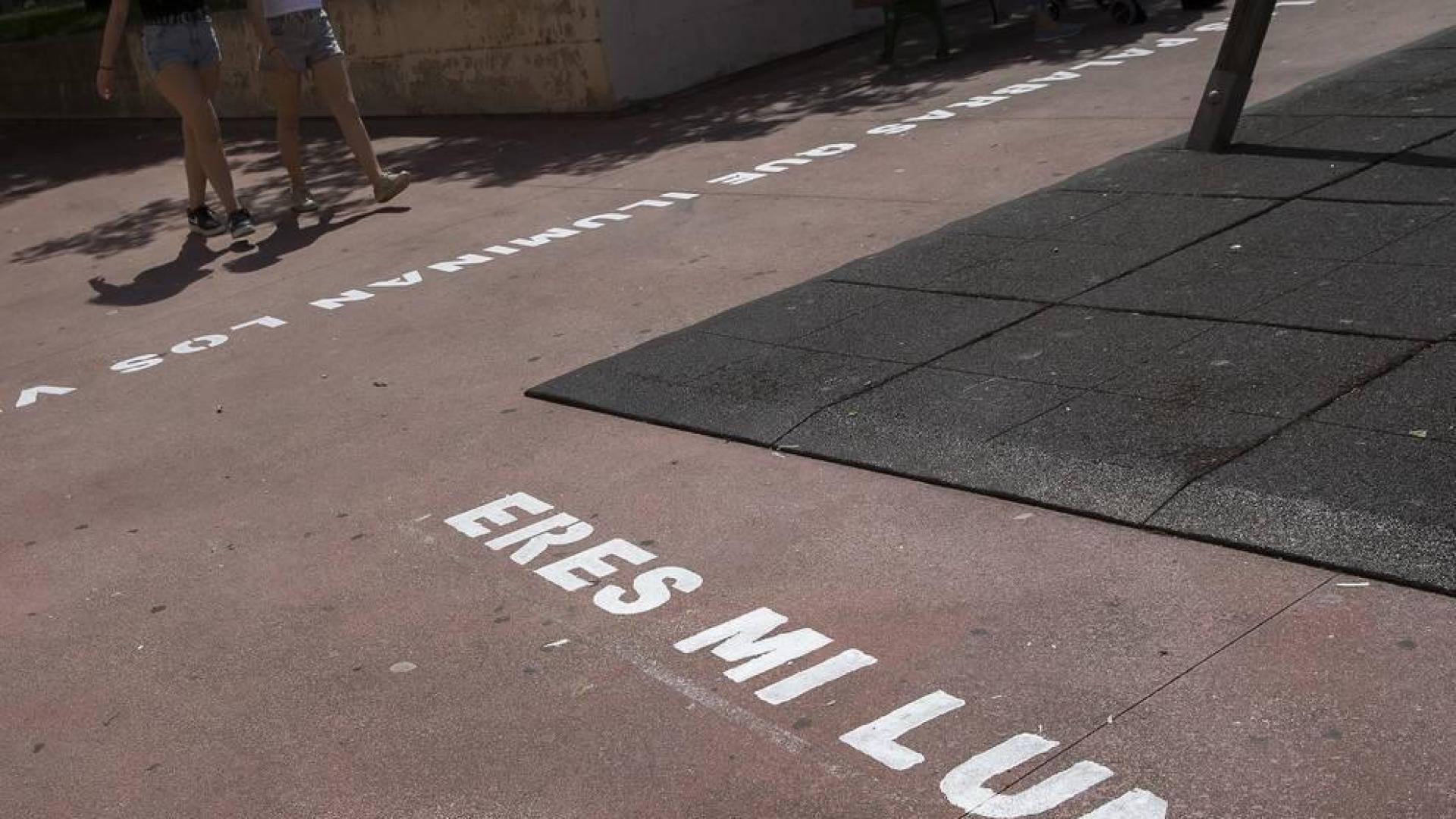 Alumnos de La Compasión-Escolapios ofrecen a los vecinos 'versos al paso'