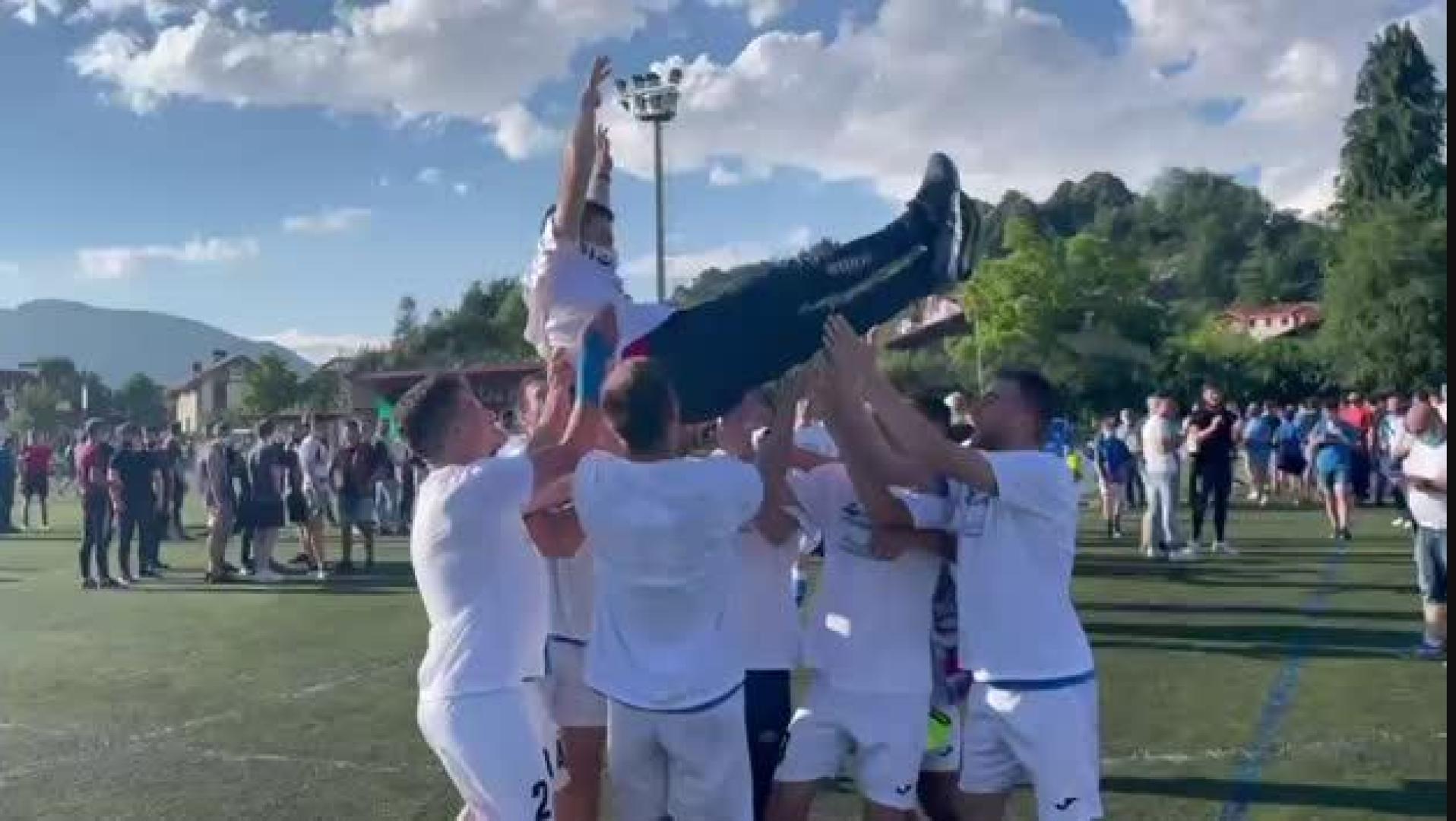 Vïdeo con el manteo al entrenador del Ardoi