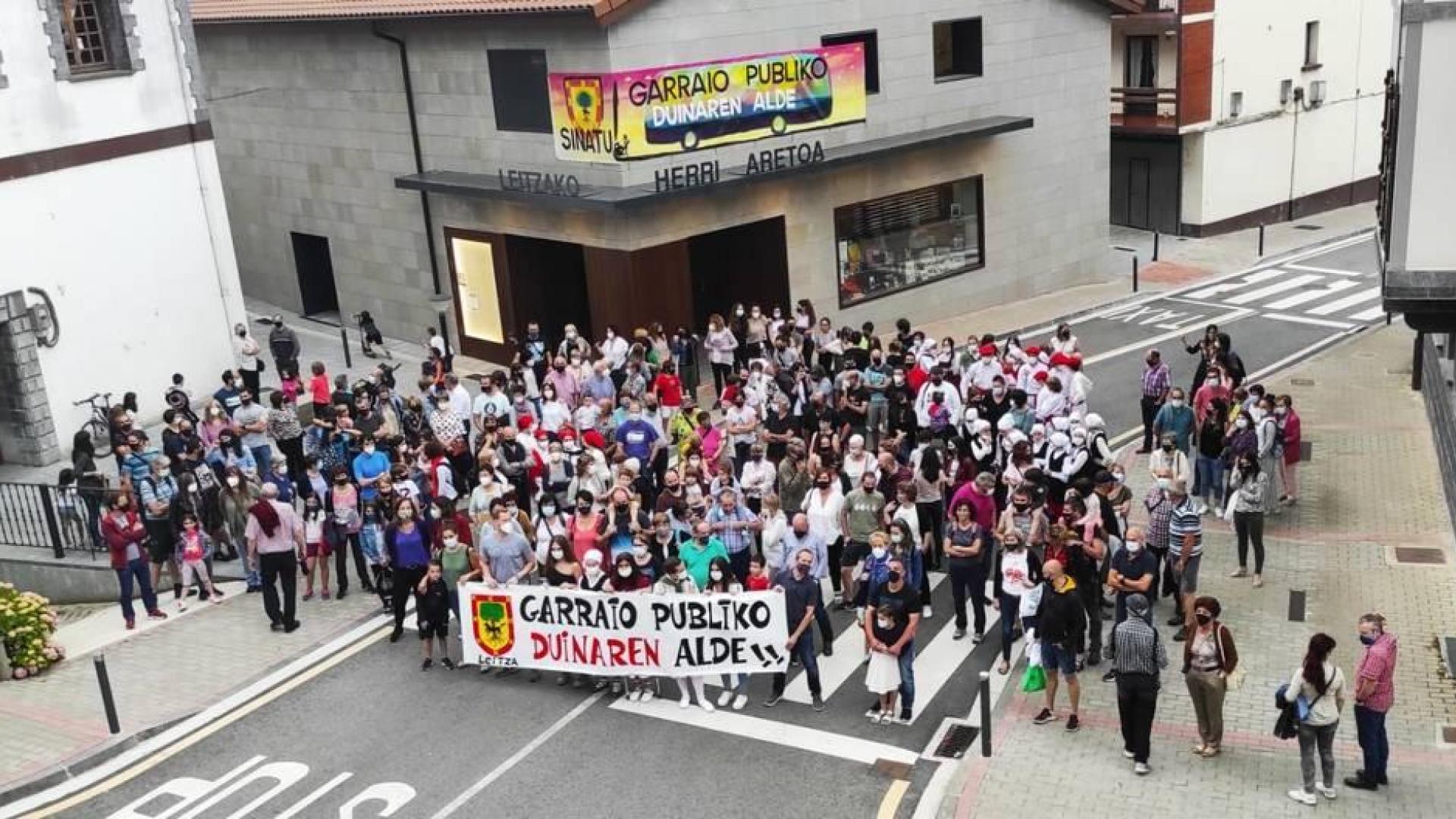 Imagen de la concentración de las ocho de la tarde del viernes junto al edificio multiusos de Leitza.