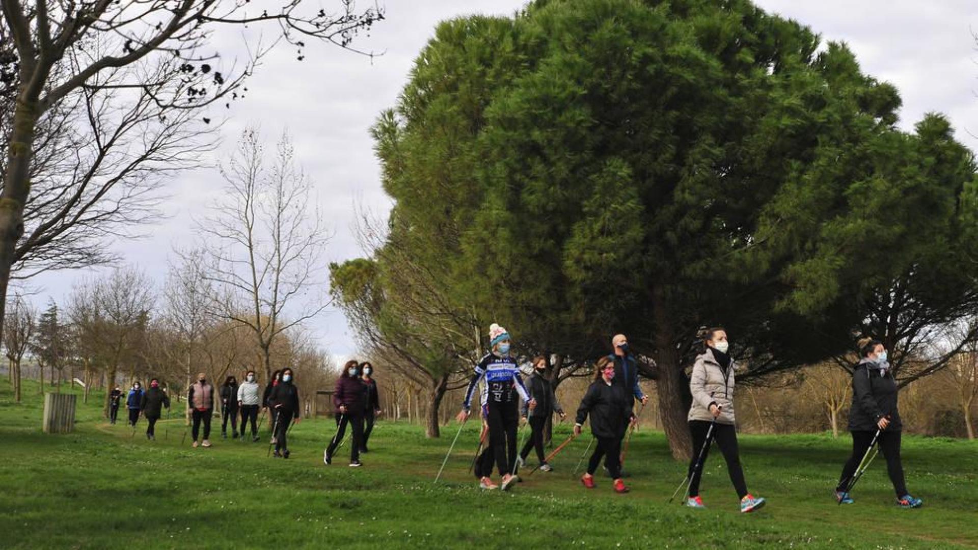 Un grupo de peralteses camina en el transcurso de una de las últimas marchas que se organizaron por el entorno de Peralta