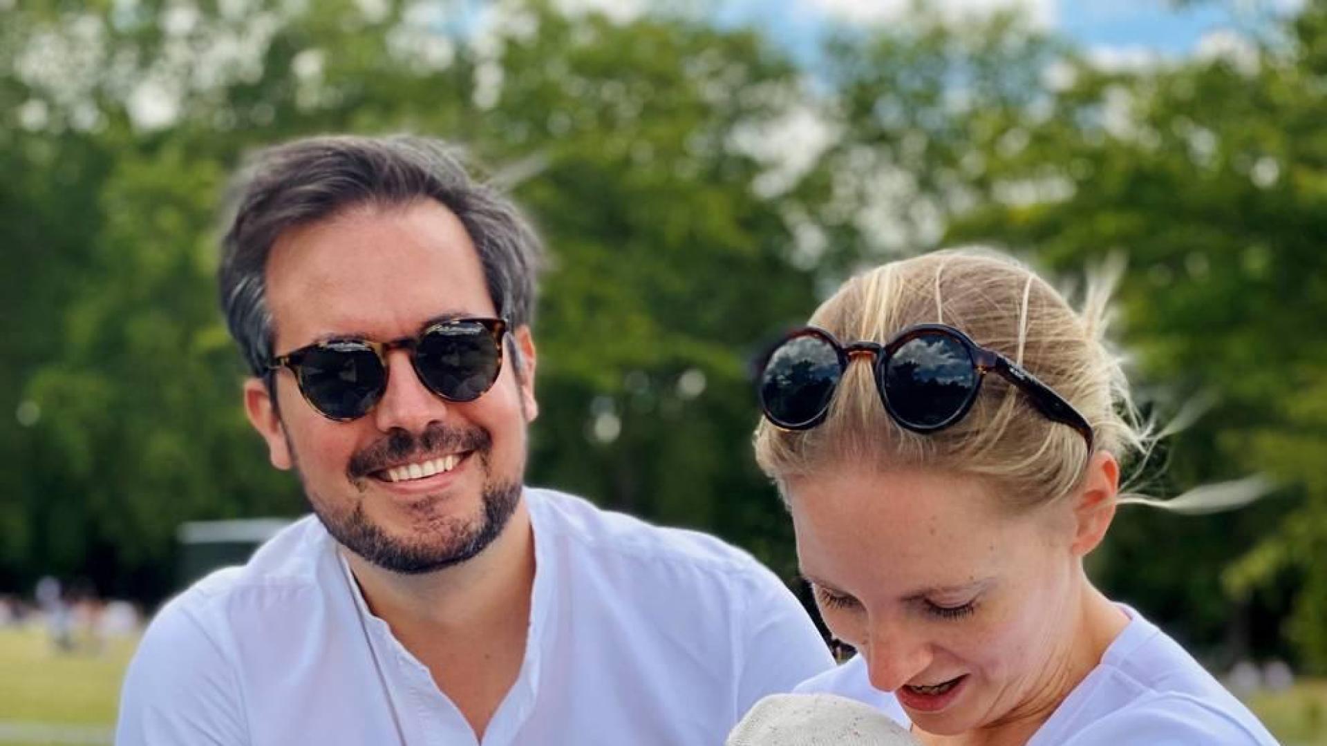 Álvaro Morcillo, con su esposa Bianca y su hija en uno de los parques de Londres.