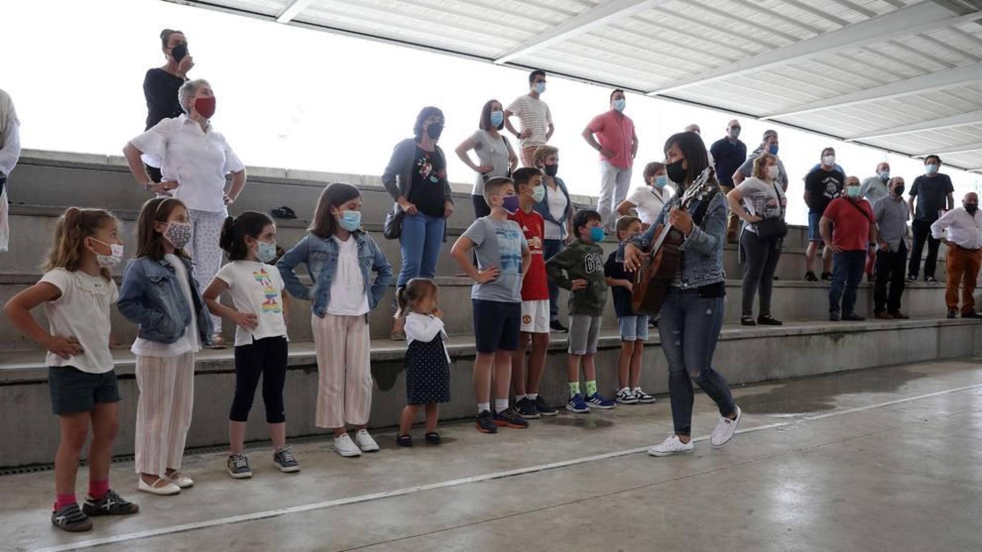 Marta Peruga junto a los alumnos, un grupo con integrantes desde los 6 hasta los 79 años.