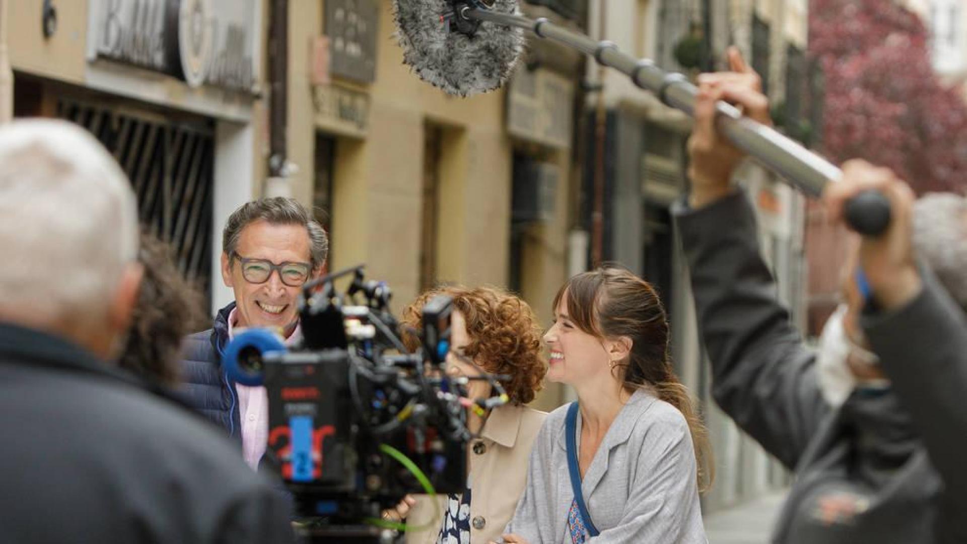 Ginés García Millán, Adriana Ozores y Susana Abaitua en el rodaje de El comensal, de Ángeles González-Sinde, estos días en las calles de Pamplona.