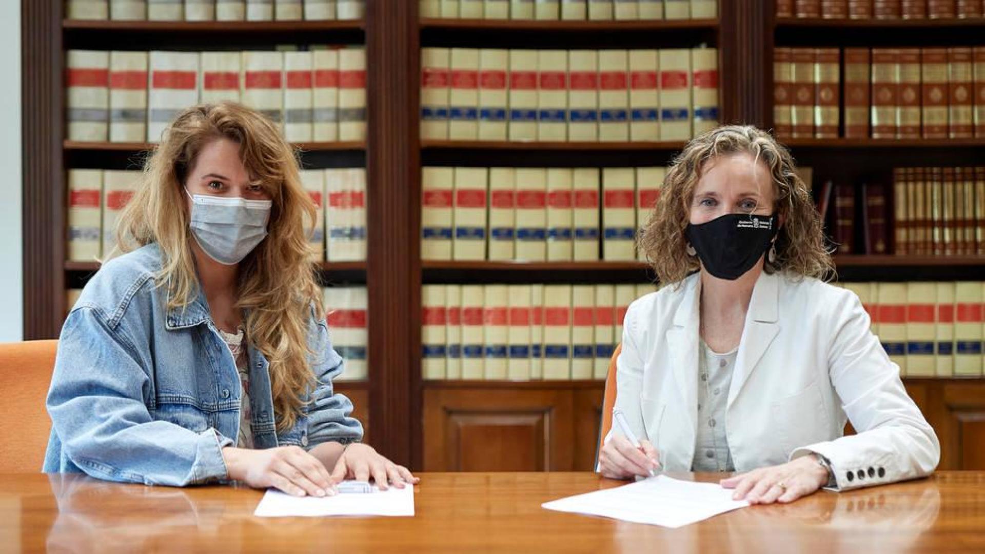 La gerente de AJE, Adriana Eransus, y la directora general Izaskun Goñi, en la firma del convenio.