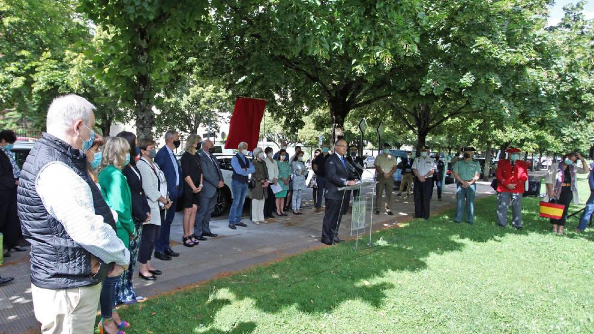 Asistentes a la colocación de la placa en recuerdo a Jesús Alcocer, asesinado por ETA en Mercairuña