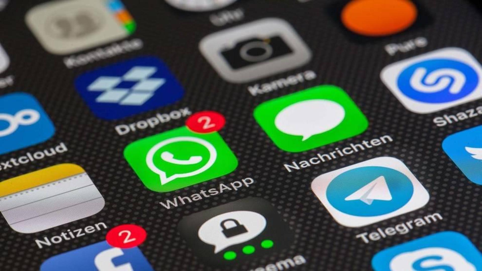 Pantalla de un móvil con redes sociales