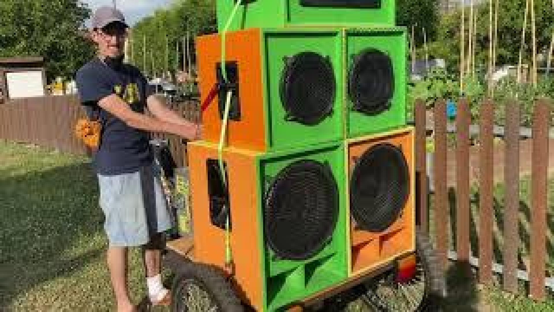El pamplonés DJ Reimy pincha desde una bicicleta con seis grandes altavoces