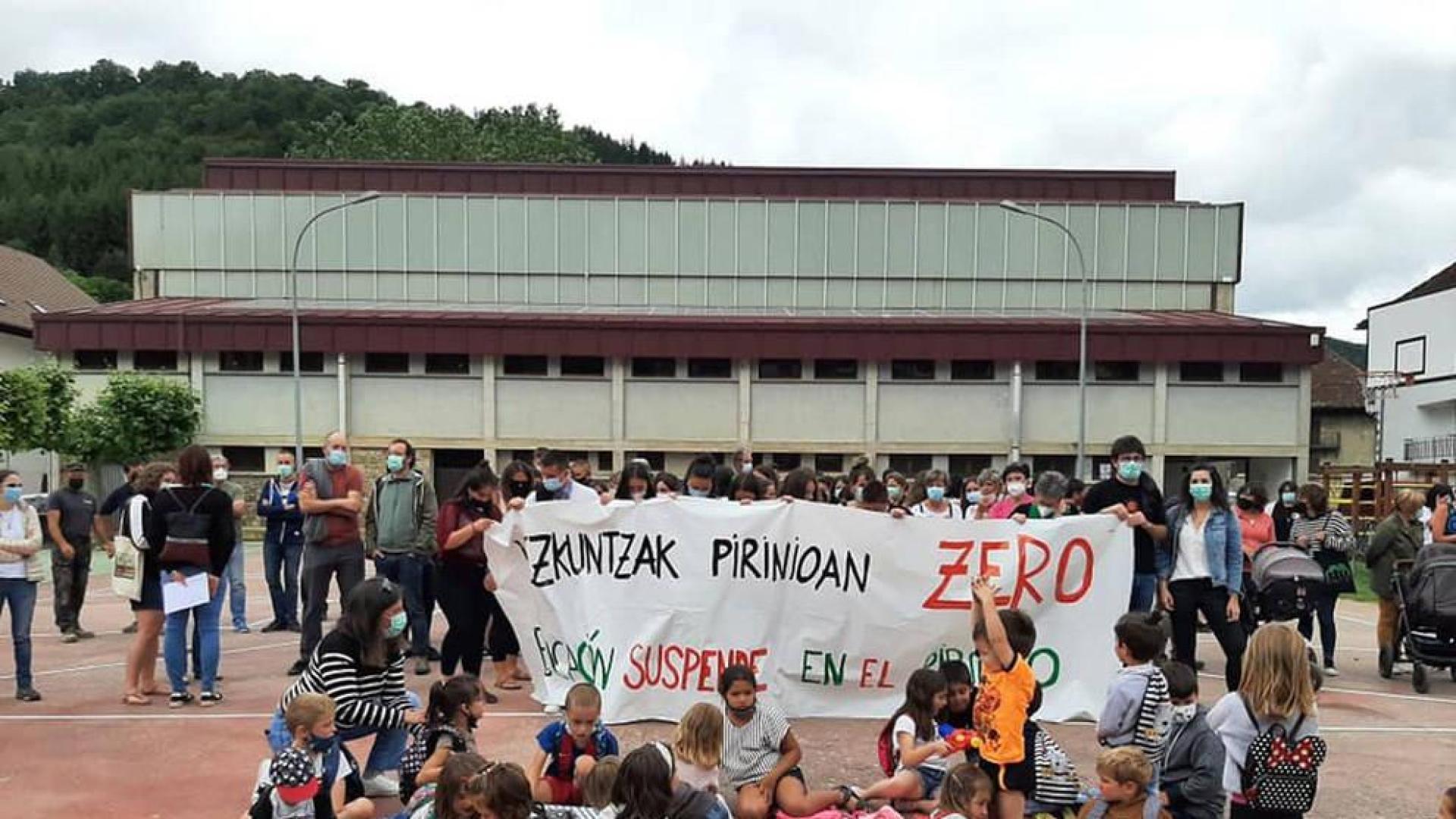 Las apymas del Pirineo han cerrado el curso con nuevas protestas en los centros de Garralda, Ochagavía y Roncal contra Educación para que devuelva a los alumnos de la zona el derecho a elegir centro educativo de Bachillerato en Pamplona.
