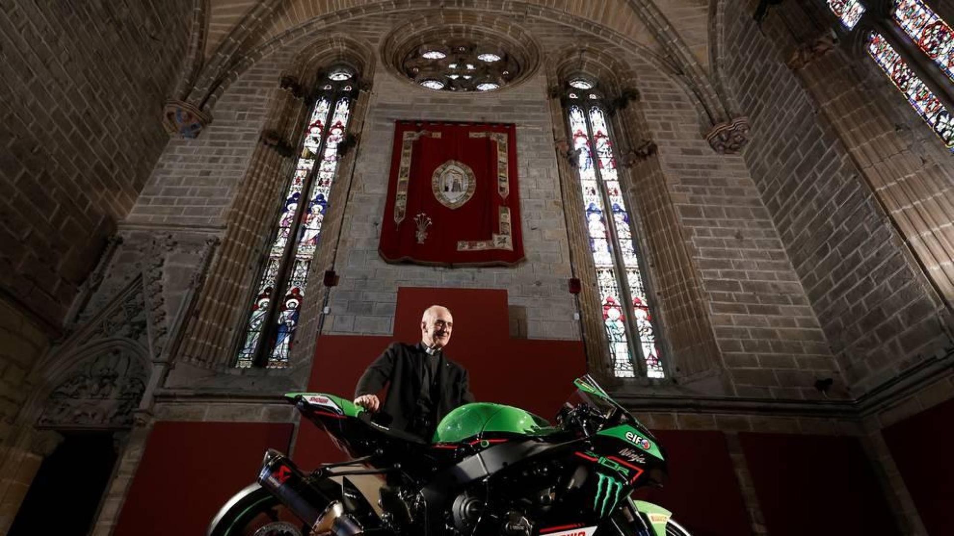 El deán de la catedral de Pamplona, Carlos Ayerra, posa con la moto del campeón Jonathan Rea.