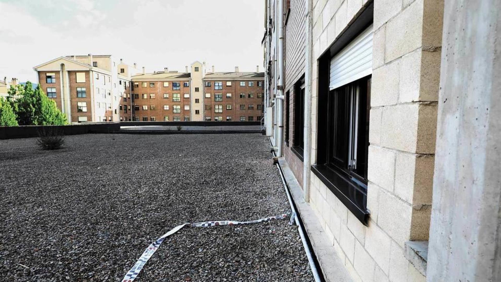 La niña cayó desde el último piso de la imagen de la izquierda hasta la cubierta del porche, hasta el lugar marcado por la cinta policial.