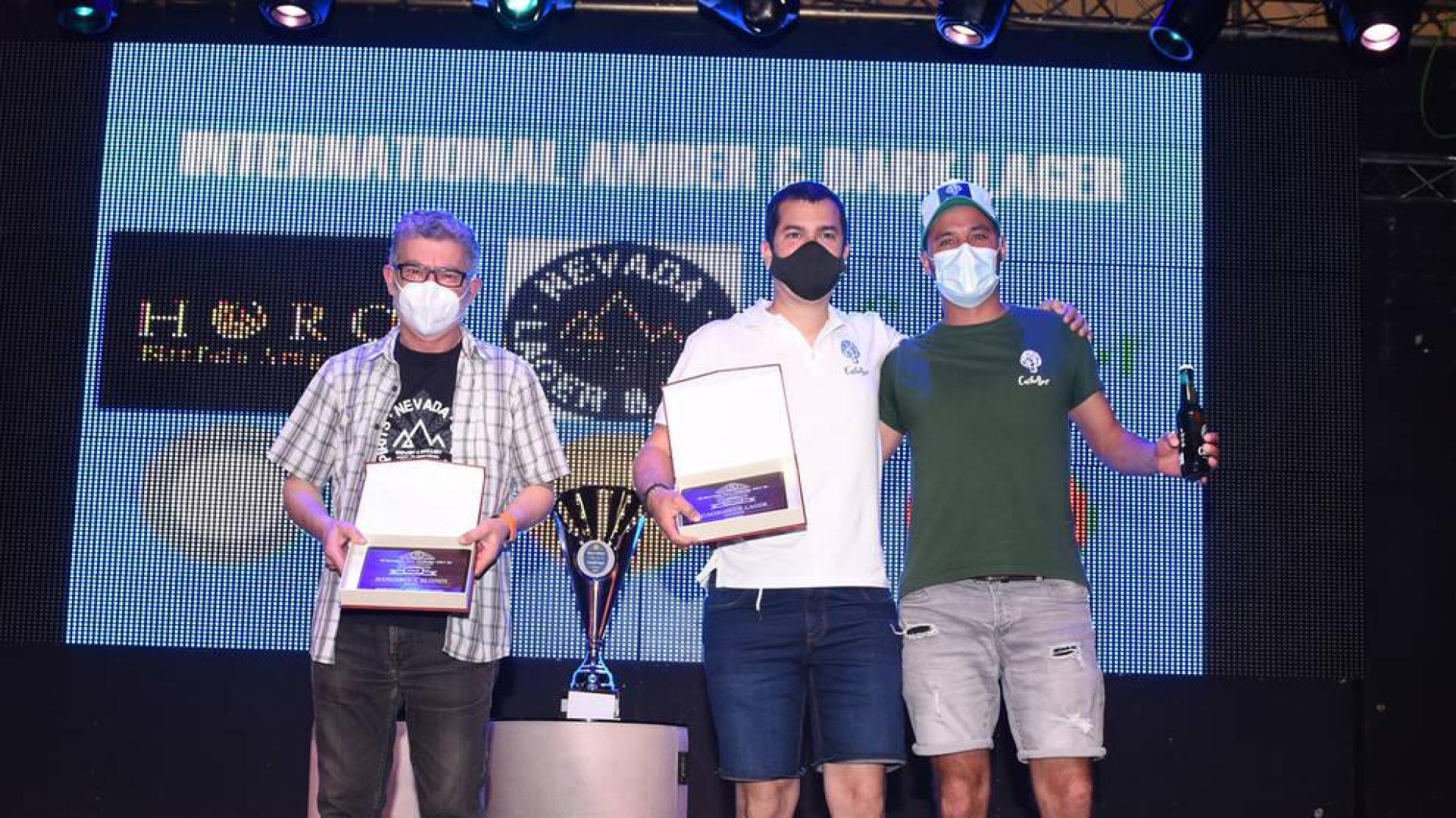 Pedro Madorrán y Carlos Orta -2º y 3º de izda. a dcha.- con el premio del Barcelona Beer Challenge.