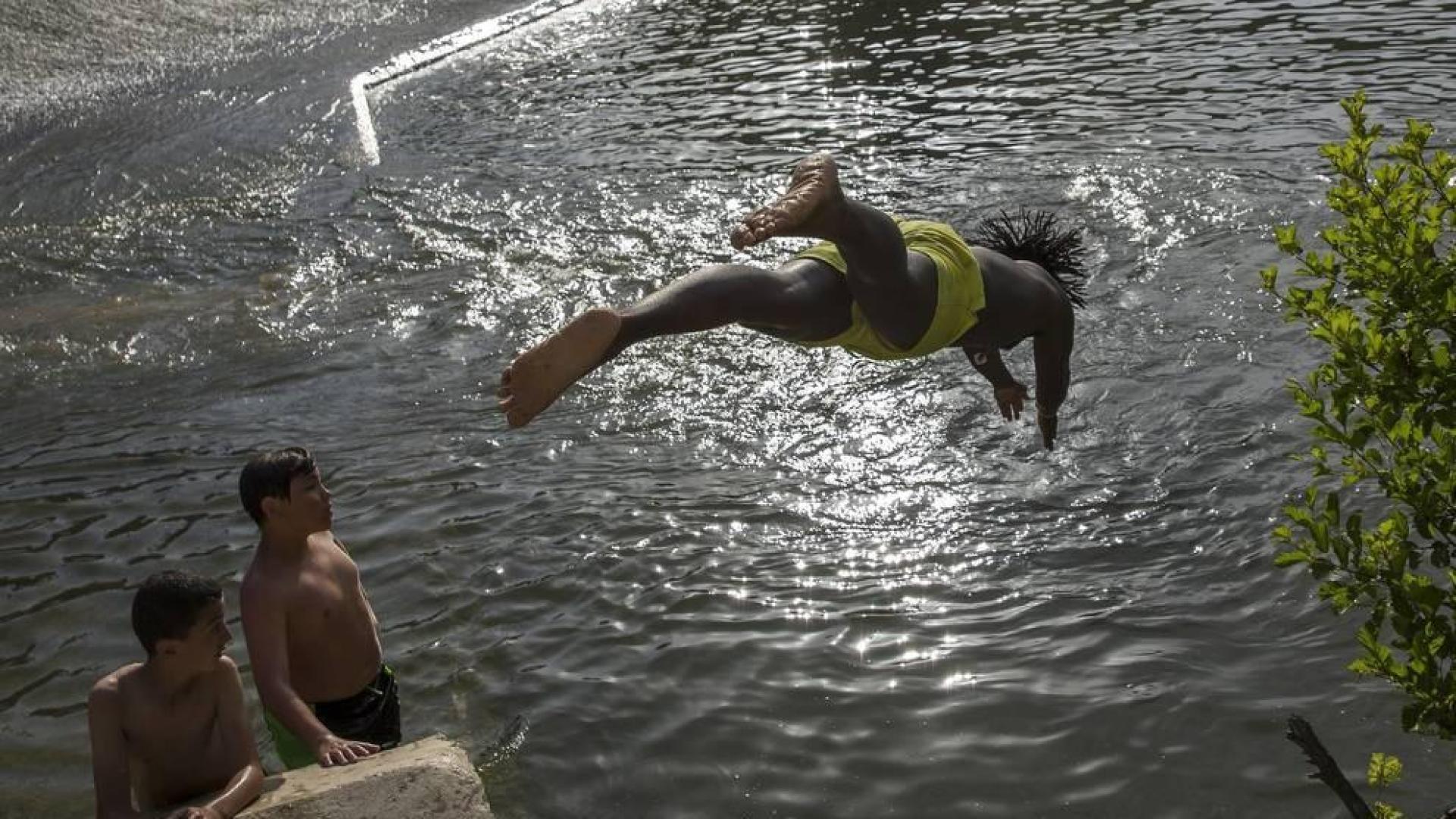 Pamplona carece de una Ordenanza para regular los saltos y baños en el río