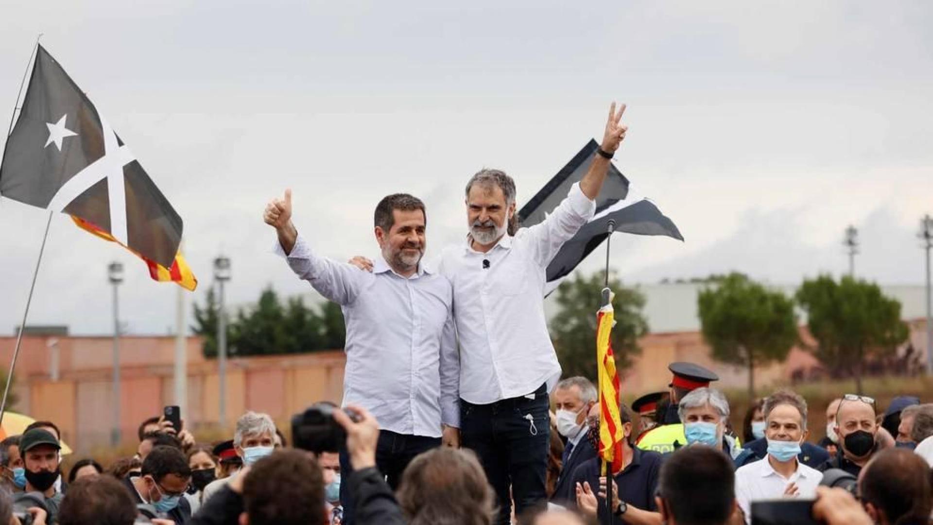 Los presos del procés han abandonado la cárcel pasadas las 12.00 horas de este miércoles después de que el Tribunal Supremo ha ordenado su excarcelación en aplicación del indulto parcial del Gobierno, que conmuta el tiempo que les quedaba por cumplir de las penas de entre nueve y trece años de prisión.