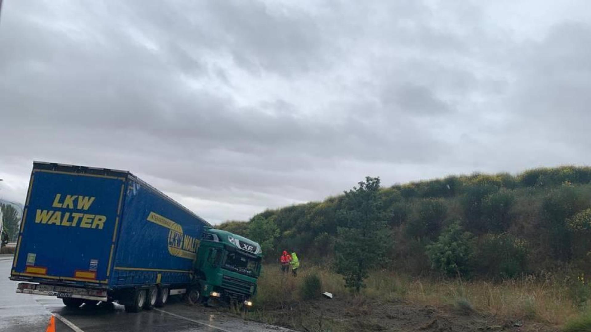Atascos en la Ronda de Pamplona por la salida de vía de un camión en Tajonar