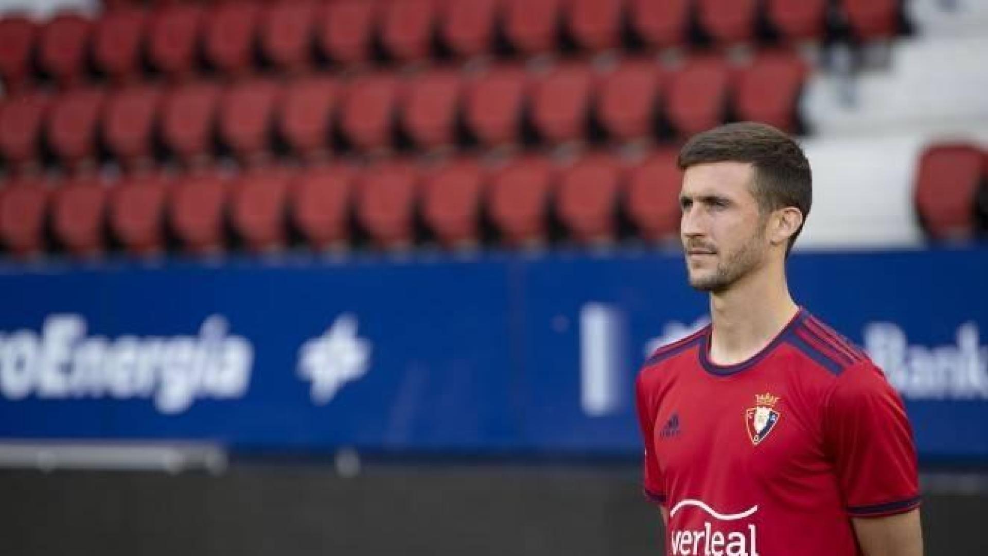 Osasuna presenta su primera equipación: estilo clásico y con el escudo de Navarra