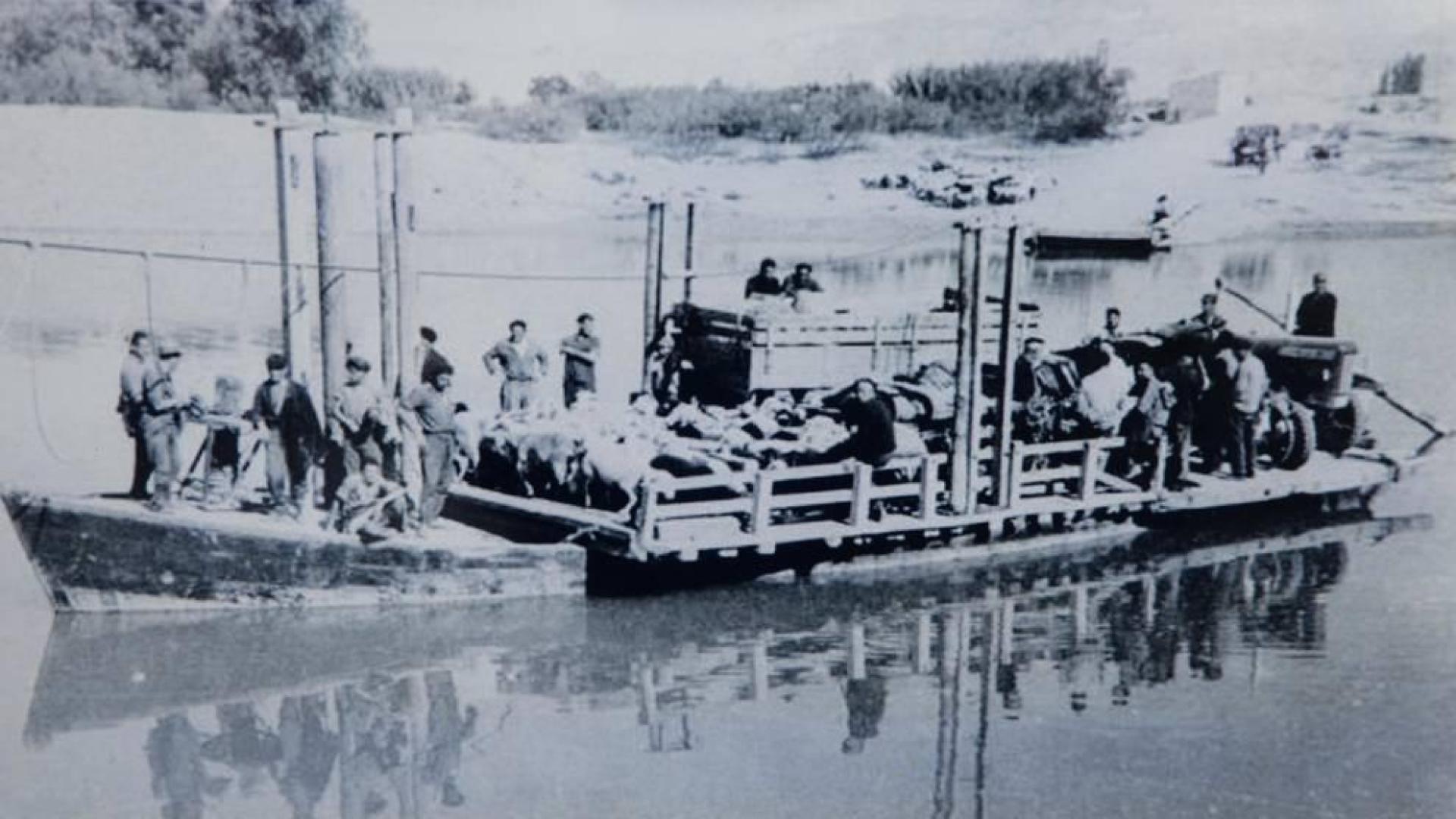 Una imagen de la barca de Buñuel transportando a personas, ovejas y un pequeño tractor, tomada a mediados del pasado siglo.