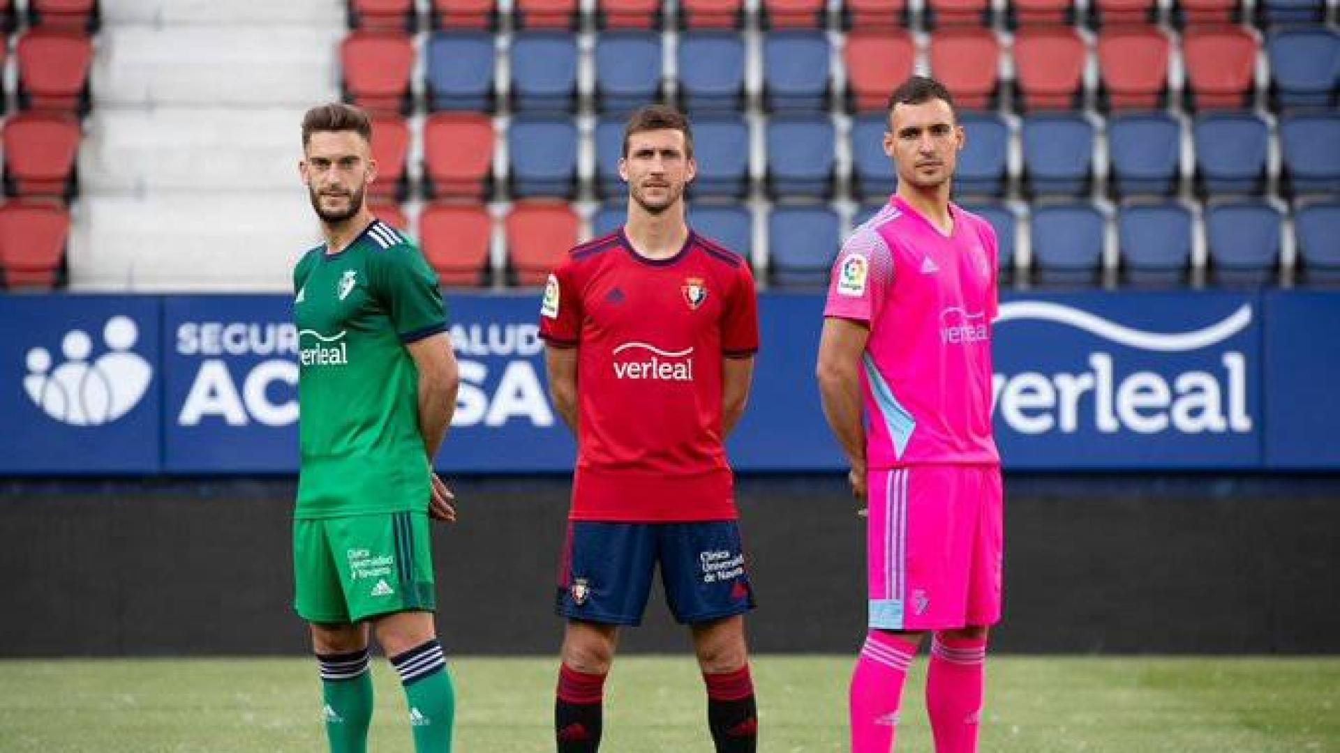 Osasuna ha presentado este miércoles la que será su primera equipación de cara a la próxima temporada 21/22, el capitán Oier Sanjurjo la ha anunciado en El Sadar.