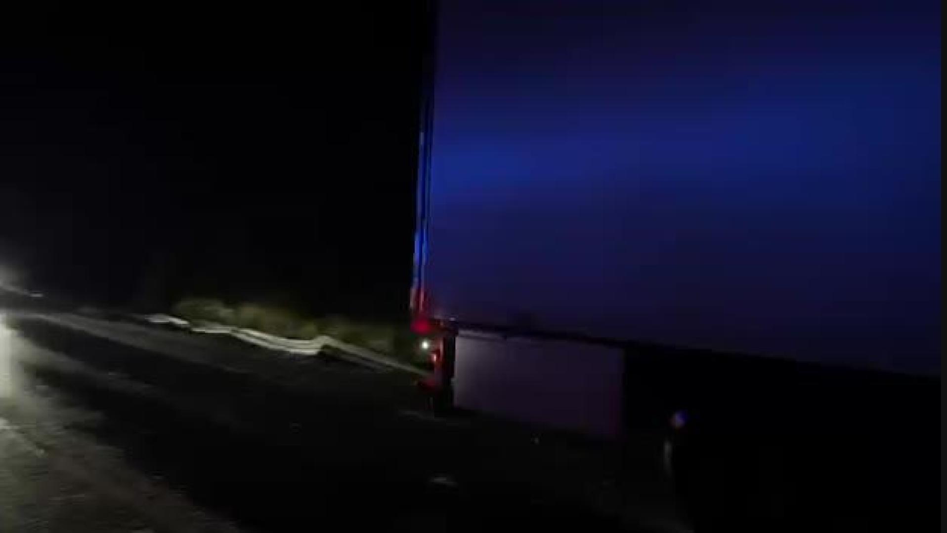 Los agentes regulan el tráfico en el lugar del accidente