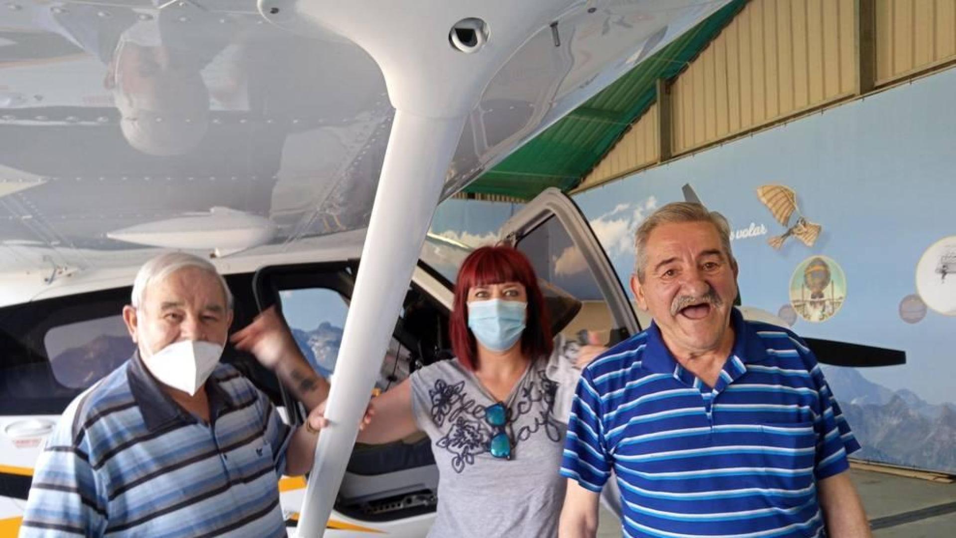 Benjamín Ruiz Lucio, Vanessa Sola Iso y Miguel García Maya, a punto de subir a la avioneta.