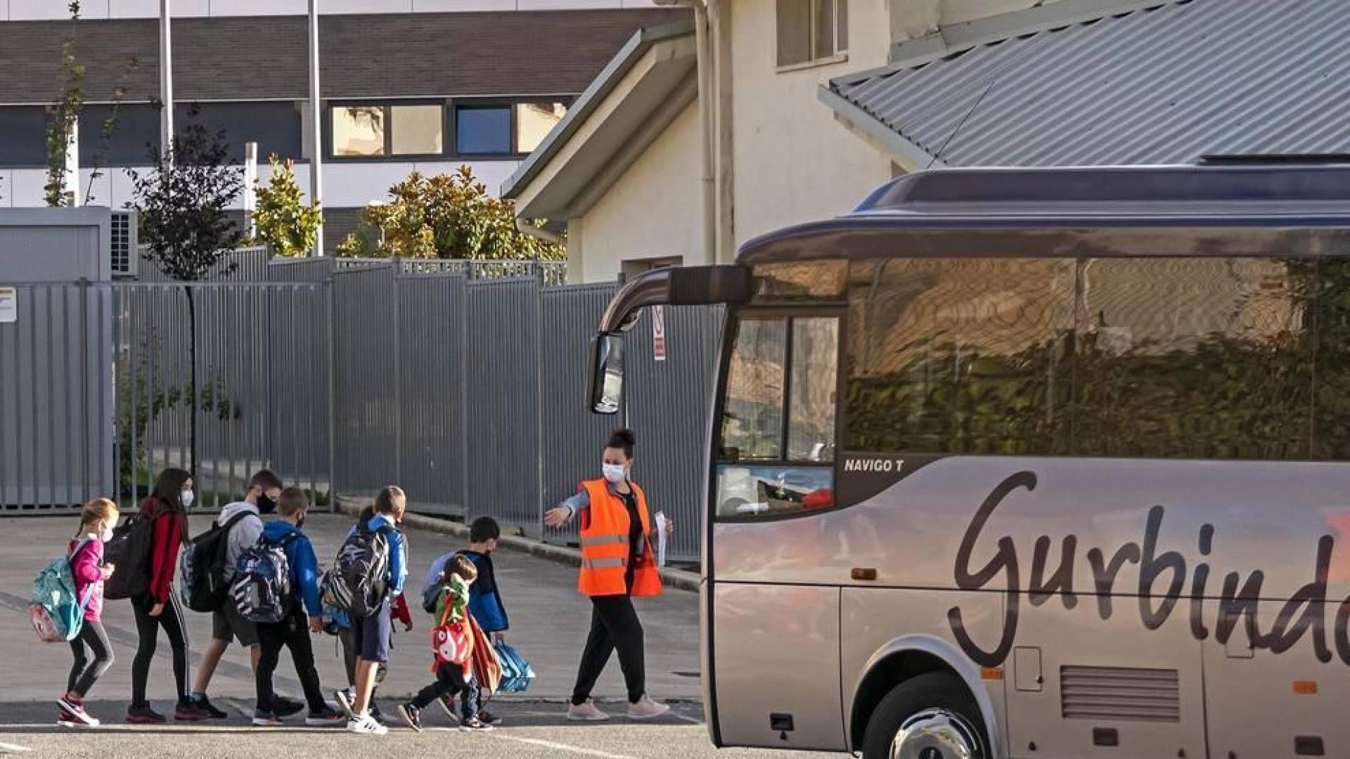 Desde que los colegios comenzaron a poner a punto sus instalaciones en agosto hasta las pruebas finales de la EvAU, el curso 20-21 pasará a la historia como el de la covid. Meses de aulas confinadas, mascarillas, distancia y una lección de adaptación de alumnos y profesores