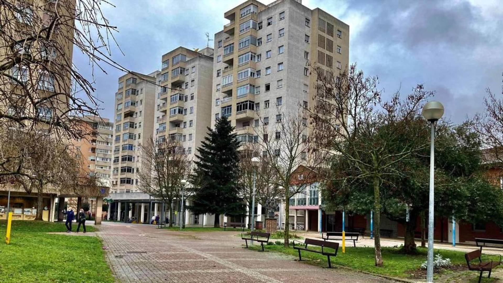Avenida Comercial, tras el club de jubilados, a la derecha, las bajeras destinadas a centro de día.