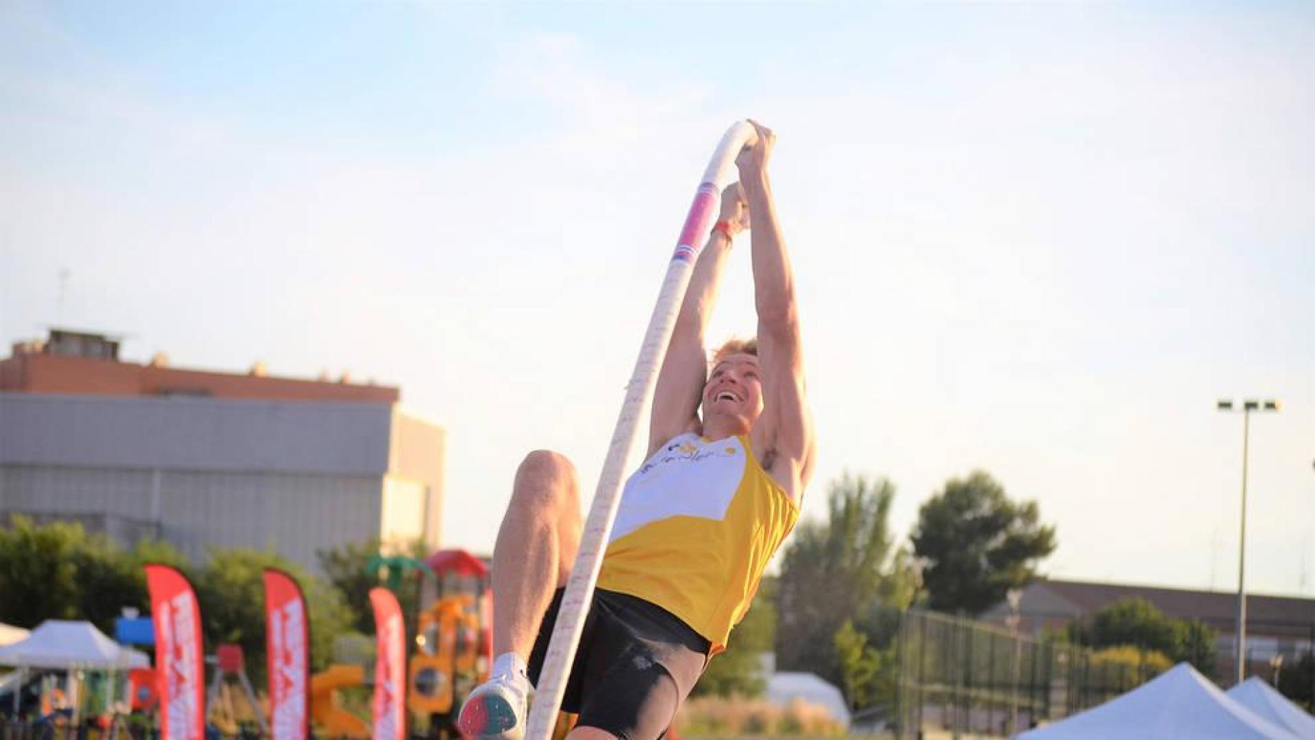 Adrián Vallés, subcampeón de España de pértiga en el regreso de Sergio Fernández