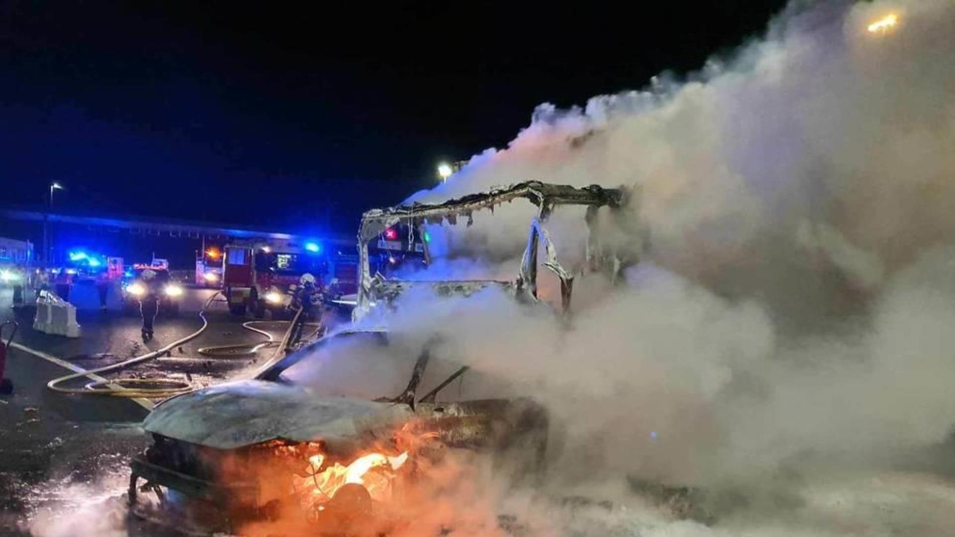 El coche y el camión, calcinados tras el accidente.