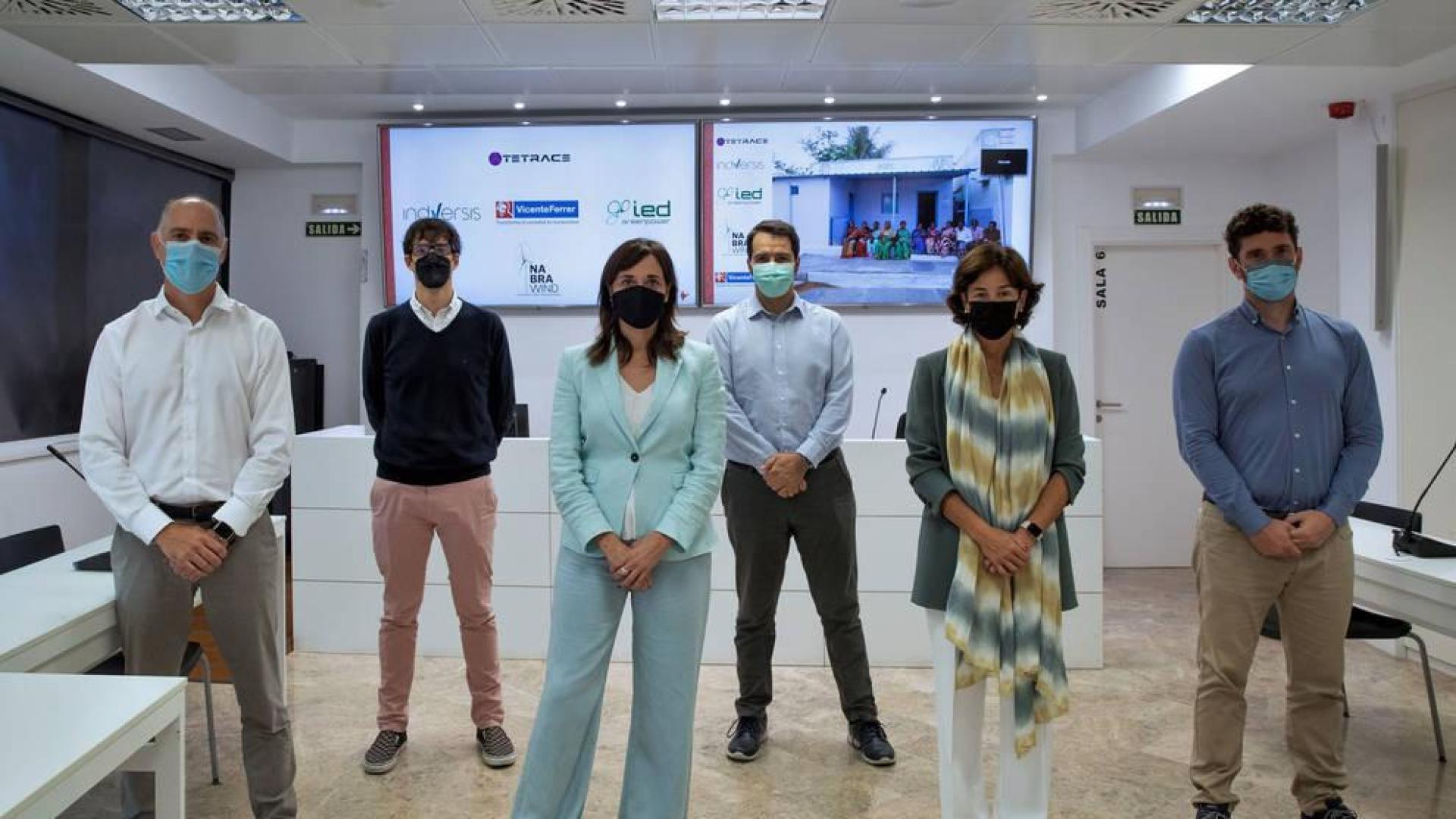 De izda a dcha: Iñaki Soto (Indversis), Iñigo Ayerra (IED), Marián García (Fundación Vicente Ferrer), Eneko Sanz (Nabrawind), Nuria Machicot (Indversis) y Ciro Larrañeta (Tetrace), antes de la videollamada.