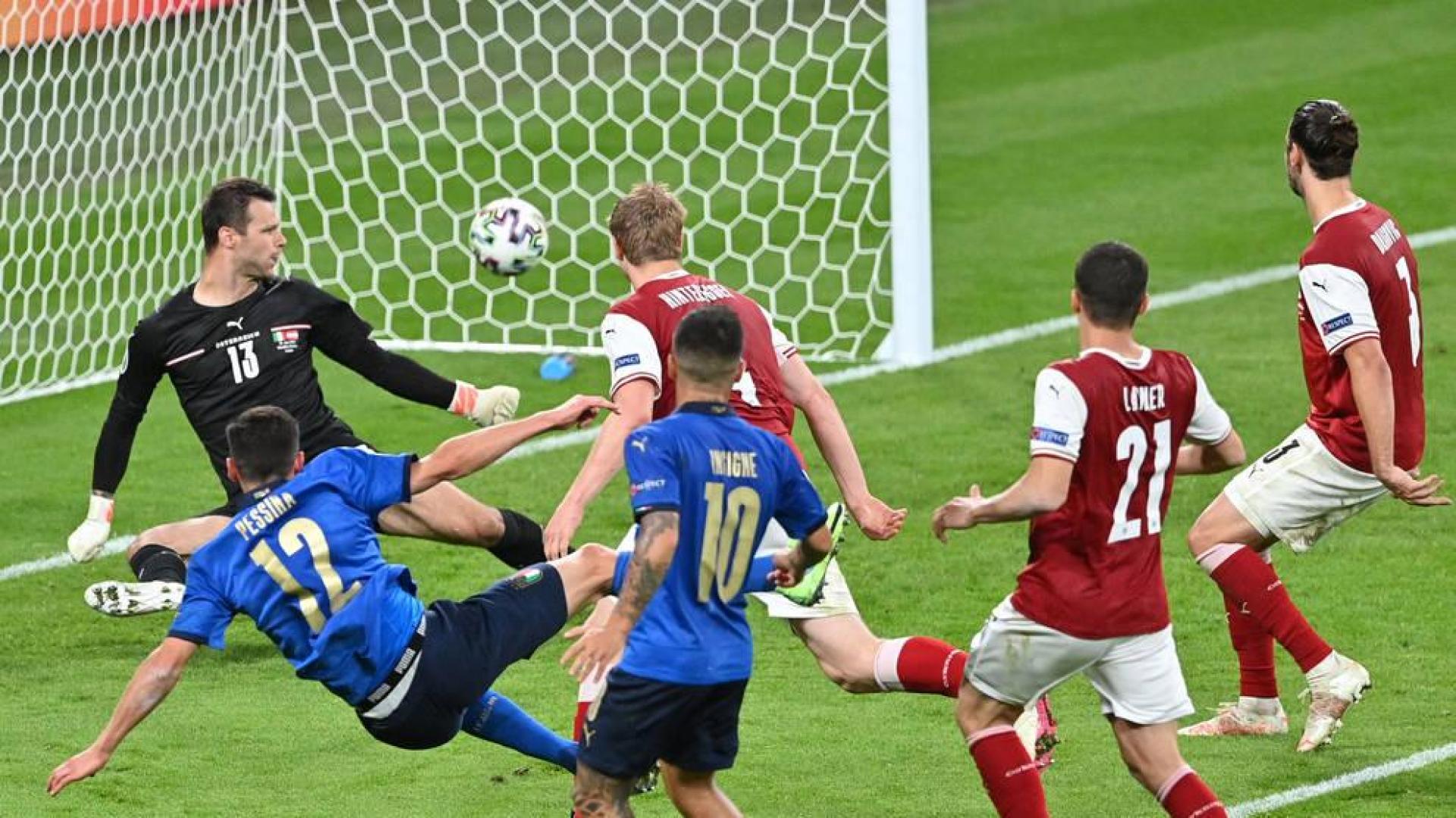 Matteo Pessina anota un gol durante el partido de fútbol de octavos de final de la Eurocopa entre Italia y Austria.