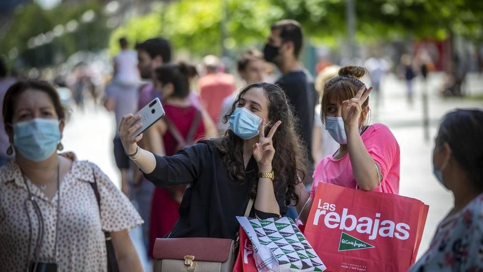 España se ha quitado la mascarilla (solo en exteriores) hace unas horas y la sensación general oscila entre el alivio y la euforia, pero los especialistas y la situación de otros países invitan más bien a la prudencia.
