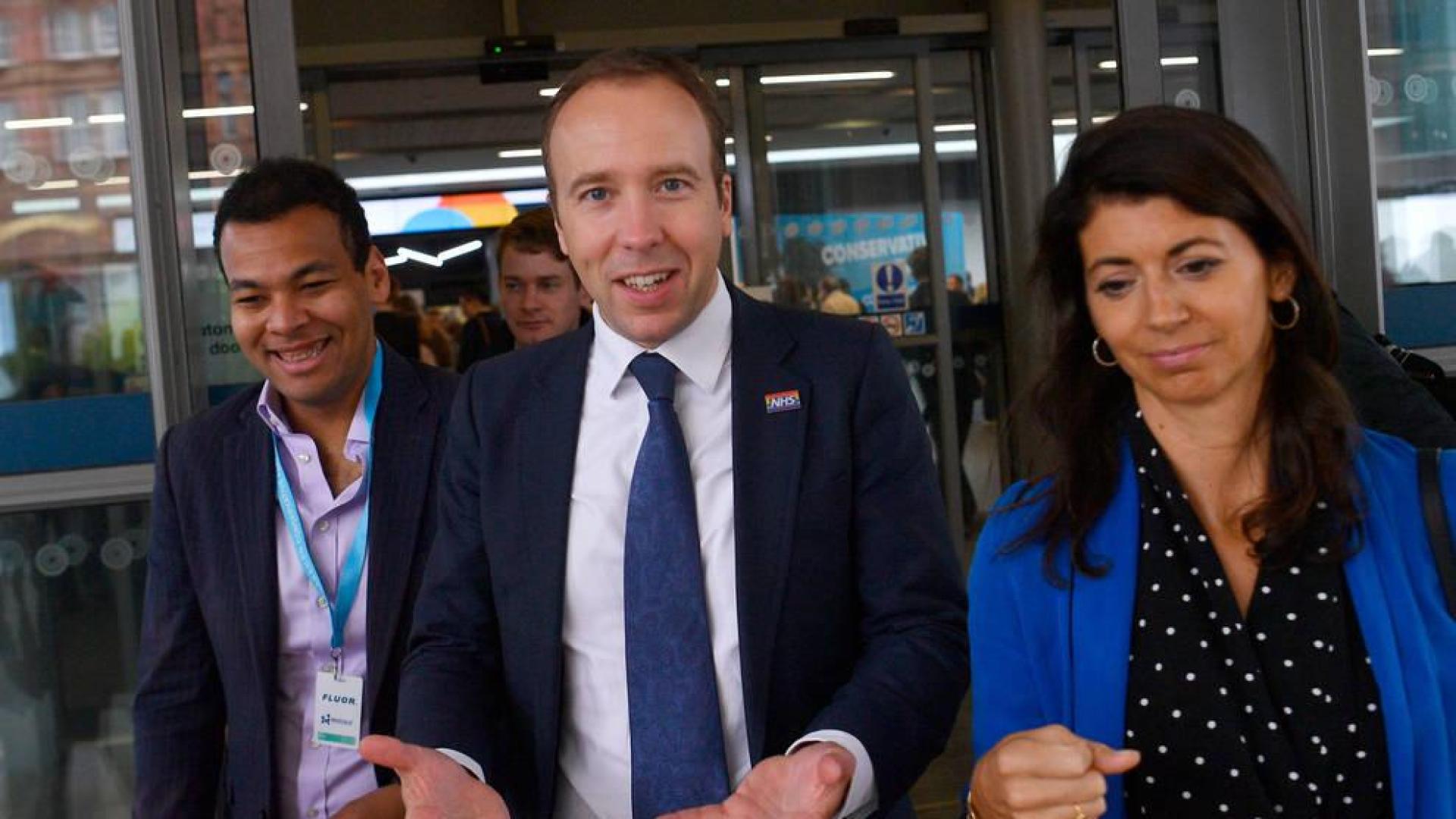 Dimite el ministro de Sanidad británico tras romper normas contra la pandemia
