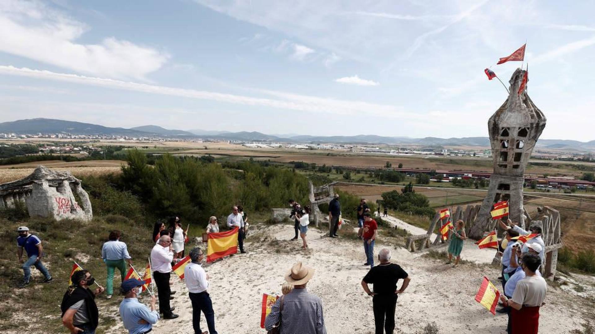Vox ha celebrado este sábado un acto político en el monumento en recuerdo a la Batalla de Noain, en Salinas de Pamplona.