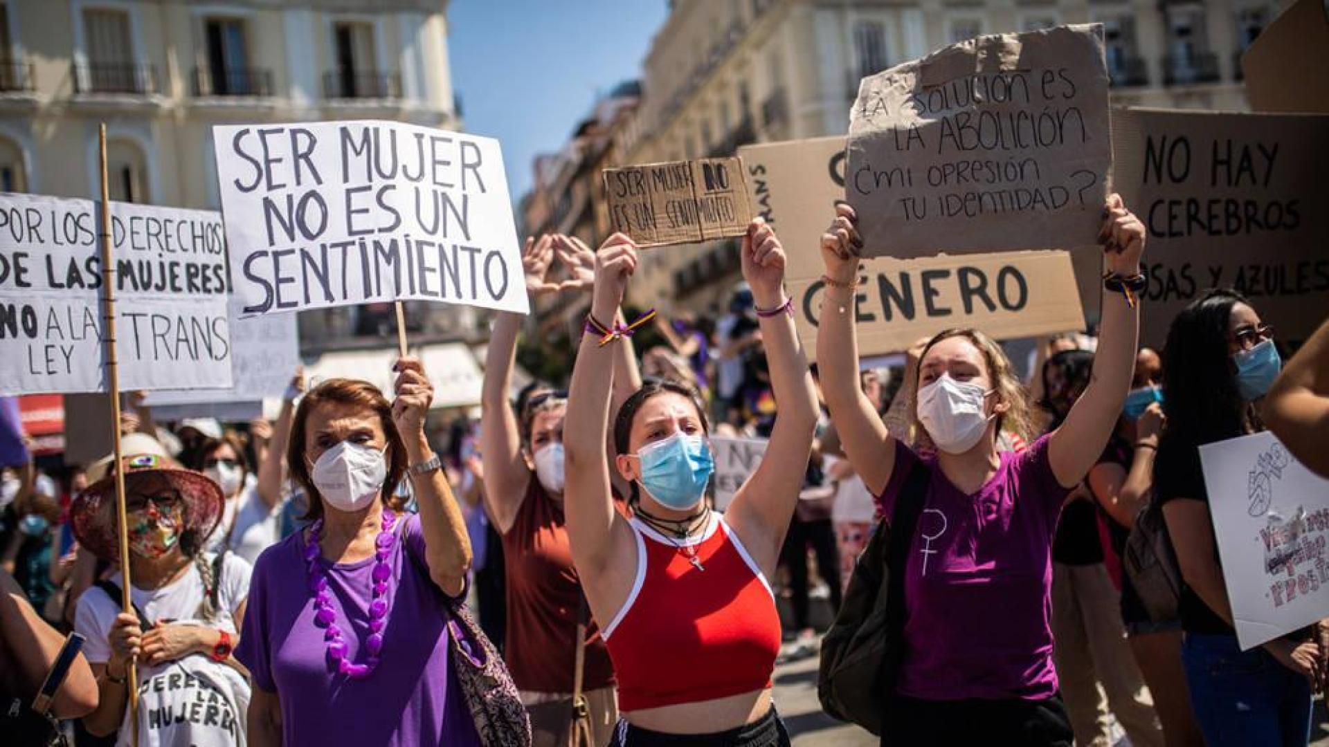 Feministas se manifiestan contra la ley trans: "¡Irene Montero, dimisión!"
