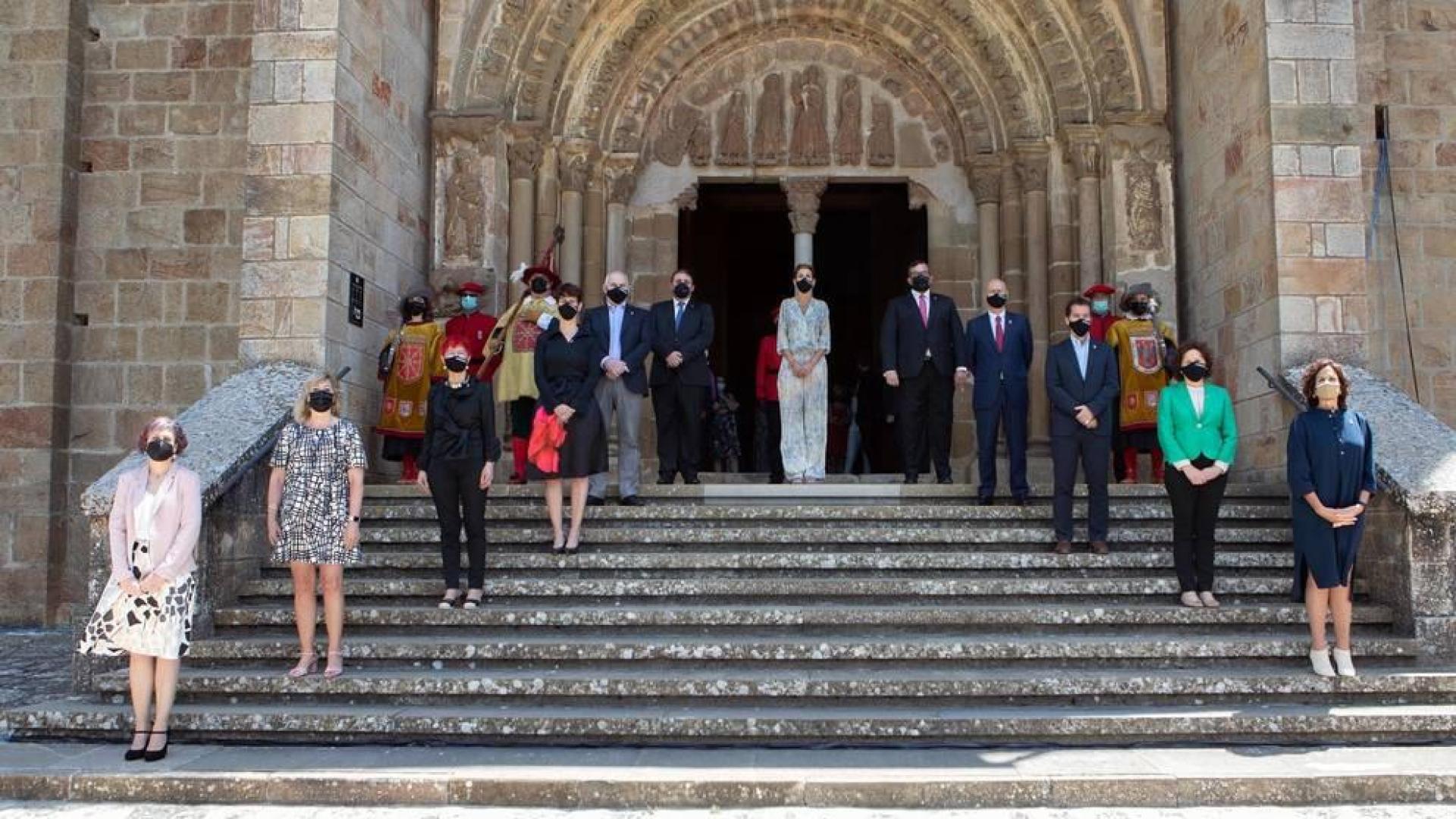 La presidenta de la Comunidad Foral ha presidido por primera vez el homenaje a los reyes y reinas del antiguo Reino de Navarra, celebrado este mediodía con representantes de las instituciones forales en el Monasterio San Salvador de Leyre.