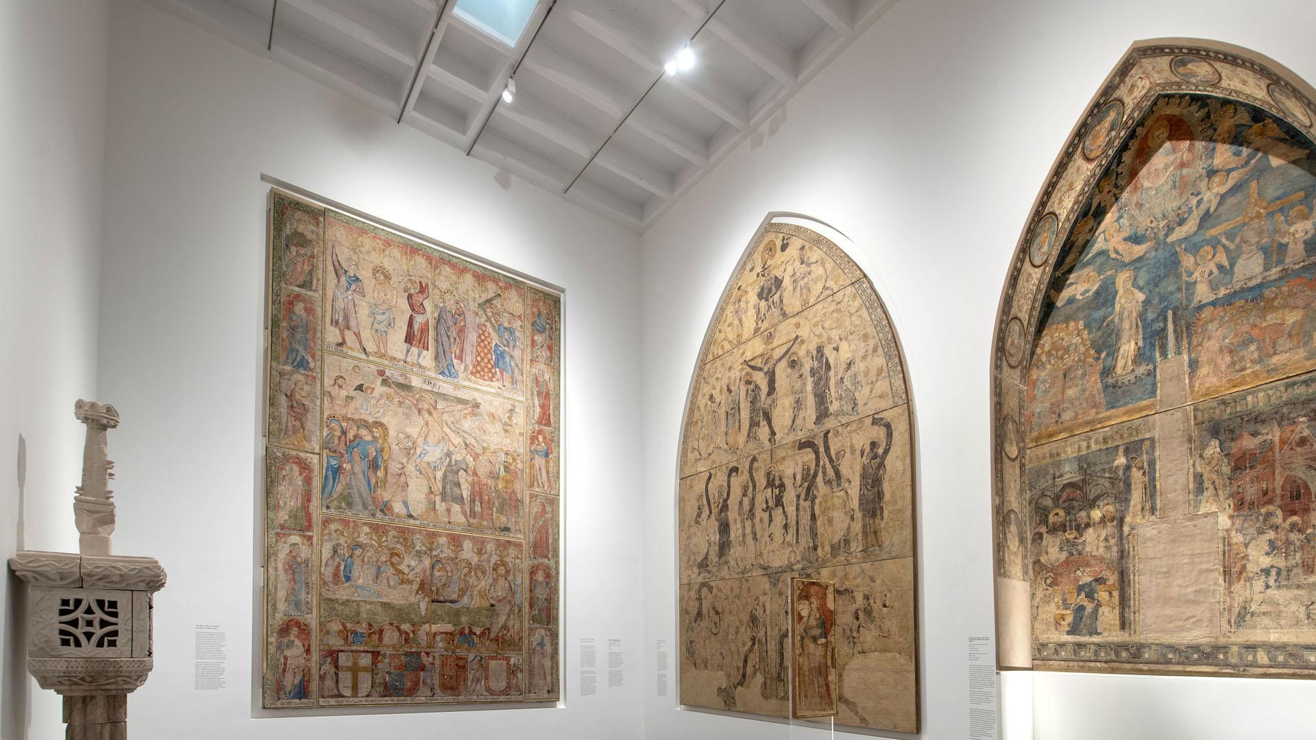 Sala de pintura mural gótica del Museo de Navarra.
