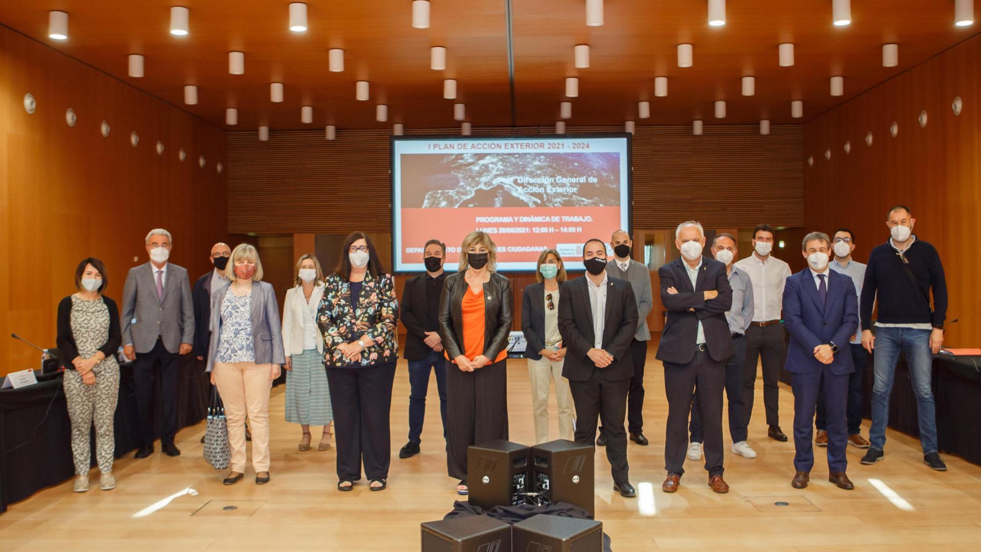 La consejera de Relaciones Ciudadanas, Ana Ollo, y el director general de Acción Exterior, Sergio Pérez, en el centro, acompañados por los participantes en la sesión de trabajo