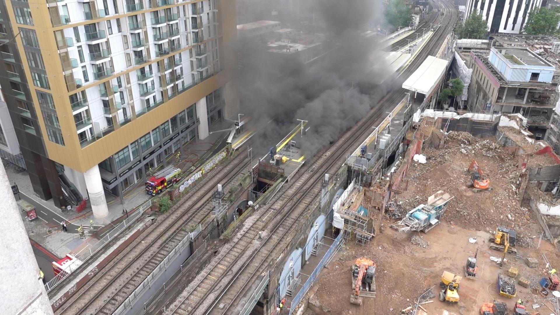 Bomberos pelean contra el fuego en la estación Elephant and Castle