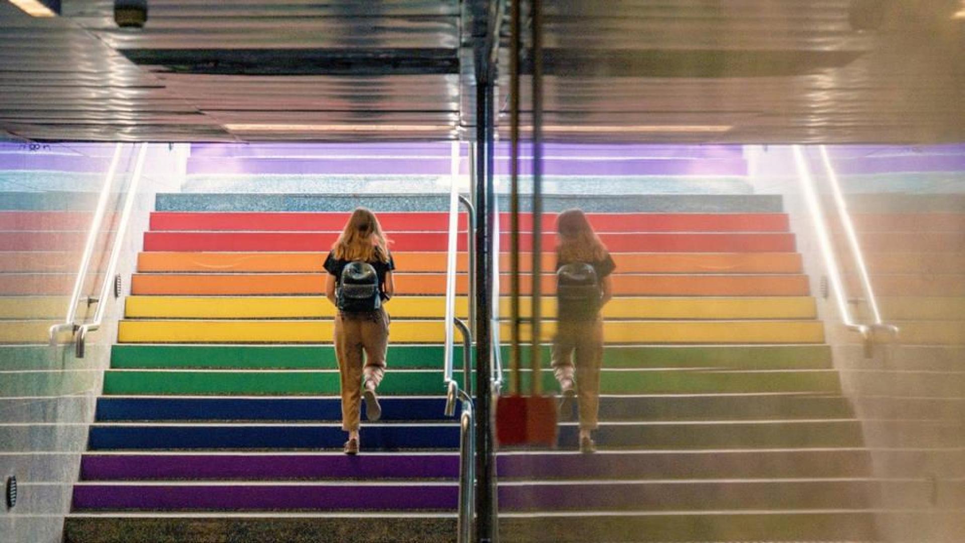 Escaleras de la estación de Metrovalencia de Colón con la bandera arcoíris LGTBI.