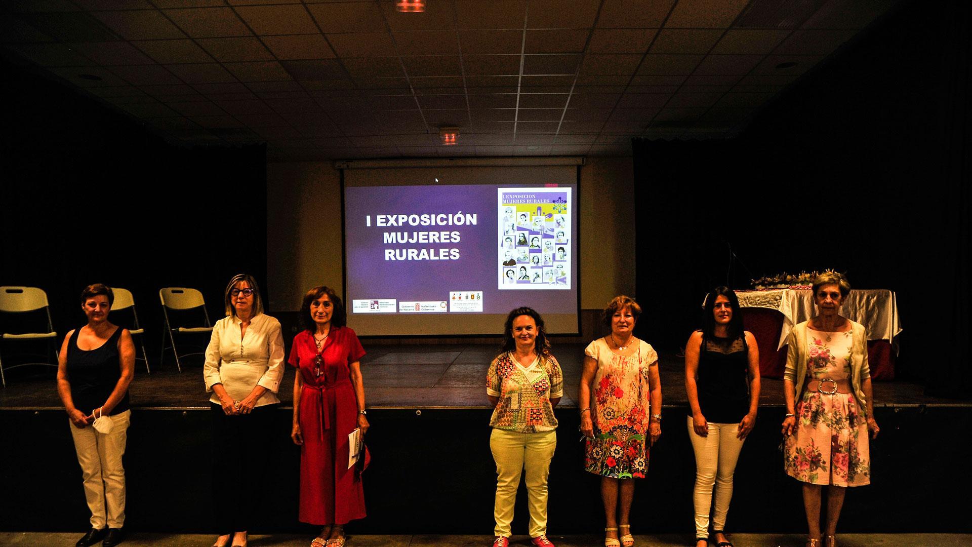 Representantes de las entidades organizadoras -la mancomunidad y las asociaciones de mujeres- en la inauguración de la muestra.