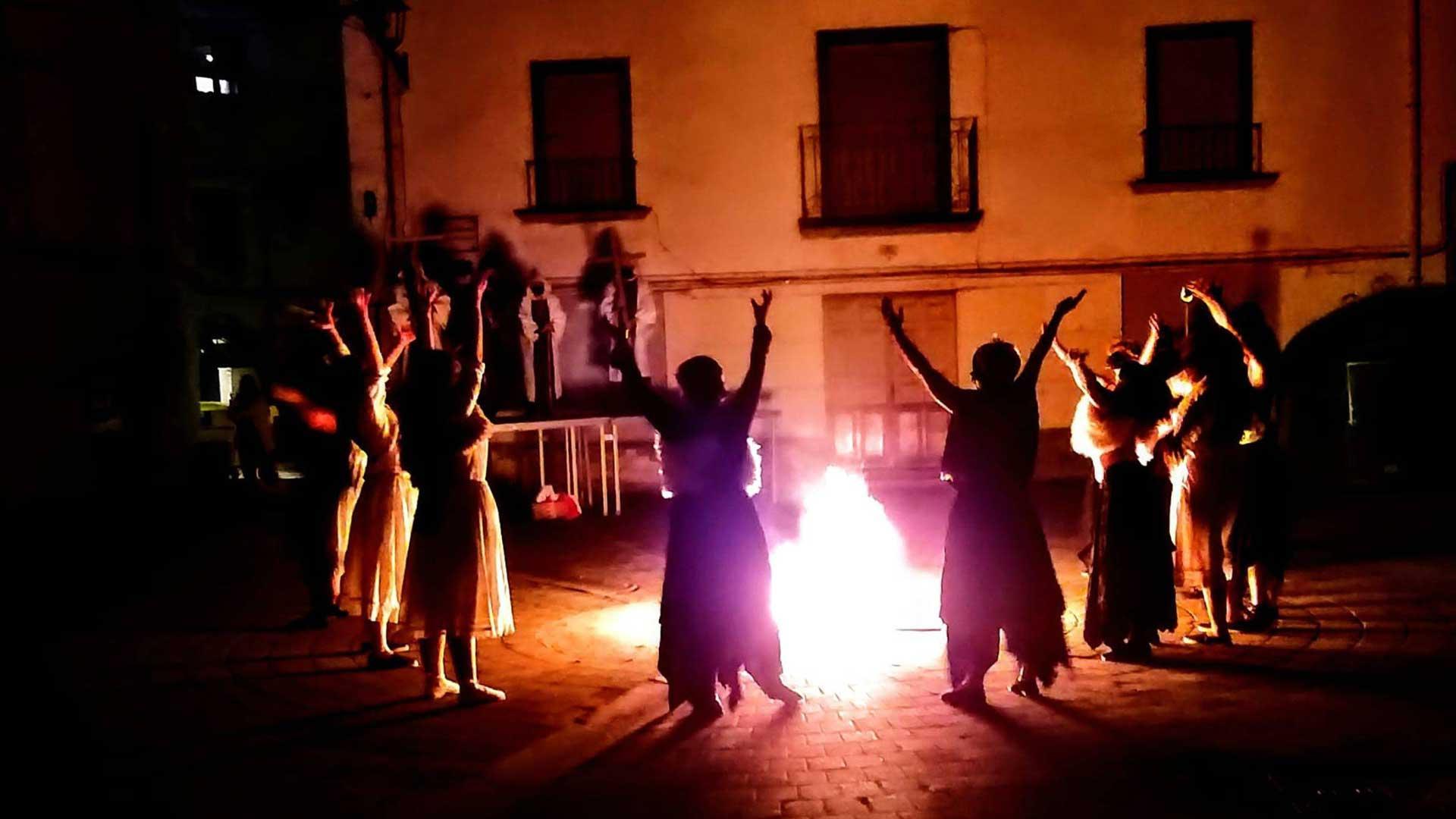Representación de un akelarre el 23 de junio por el grupo de teatro Irati en la plaza del Mercado de Aoiz.