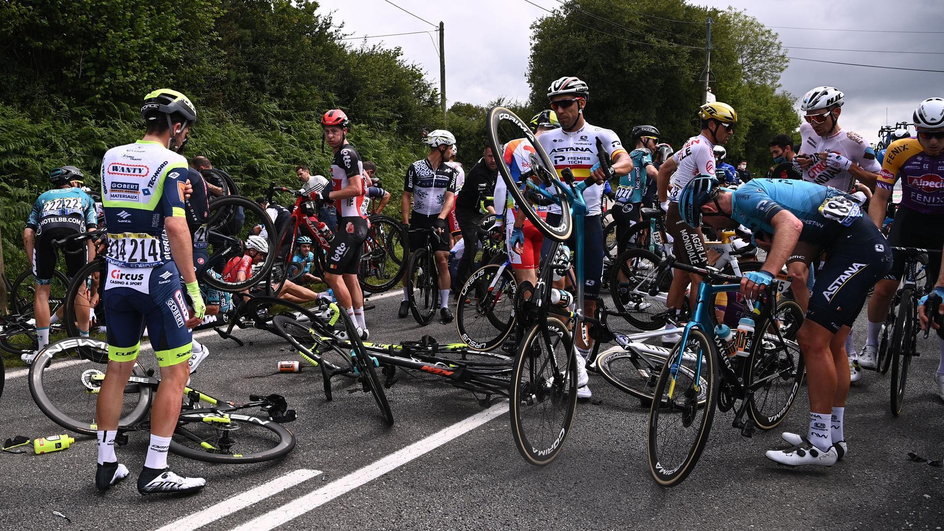 Imagen de la caída masiva en la primera etapa del Tour
