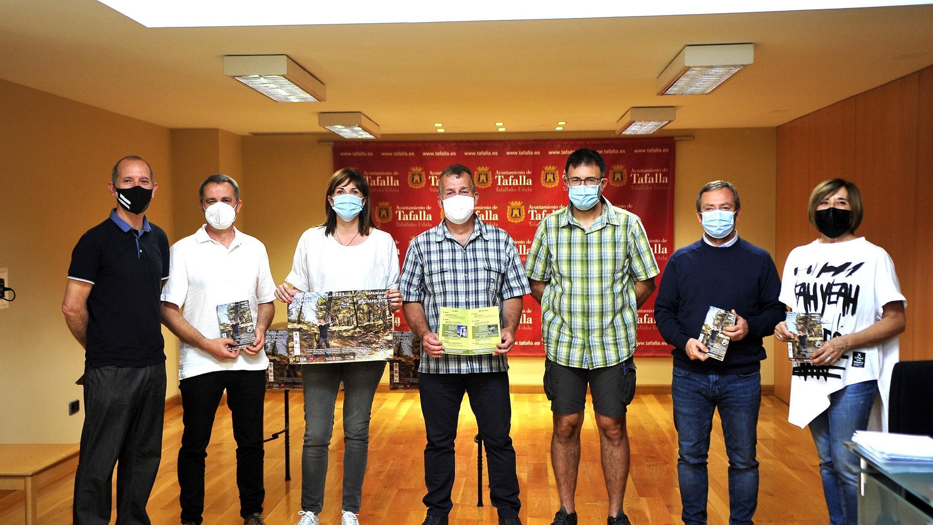 Representantes municipales, del club local y la Federación Navarra en la presentación